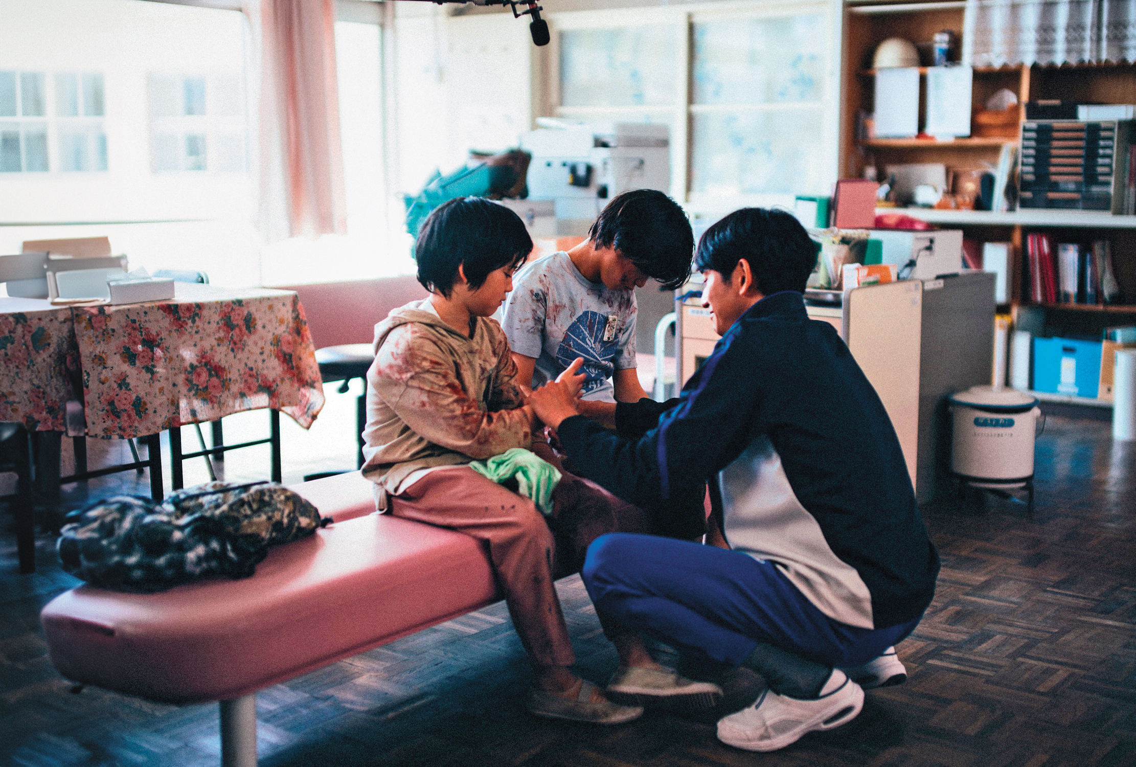 永山瑛太（右）在電影《怪物》飾演柊木陽太（左）、黑川想矢（中）班導，因一場校園衝突成為眾矢之的。（車庫娛樂提供）
