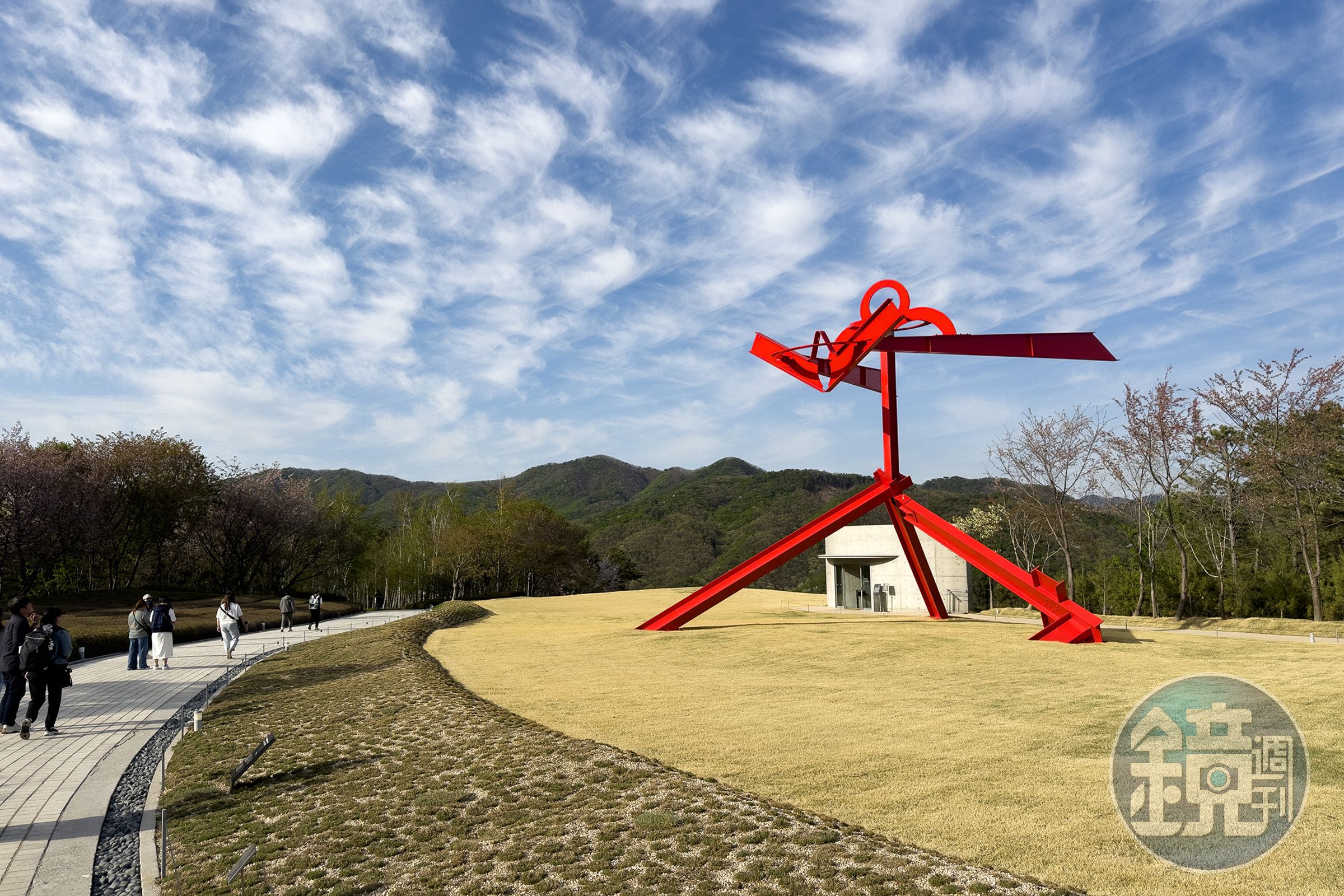 Museum SAN由建築大師安藤忠雄設計，被譽為韓國最美的美術館之一，在走進展館前，會先經過花之庭園。
