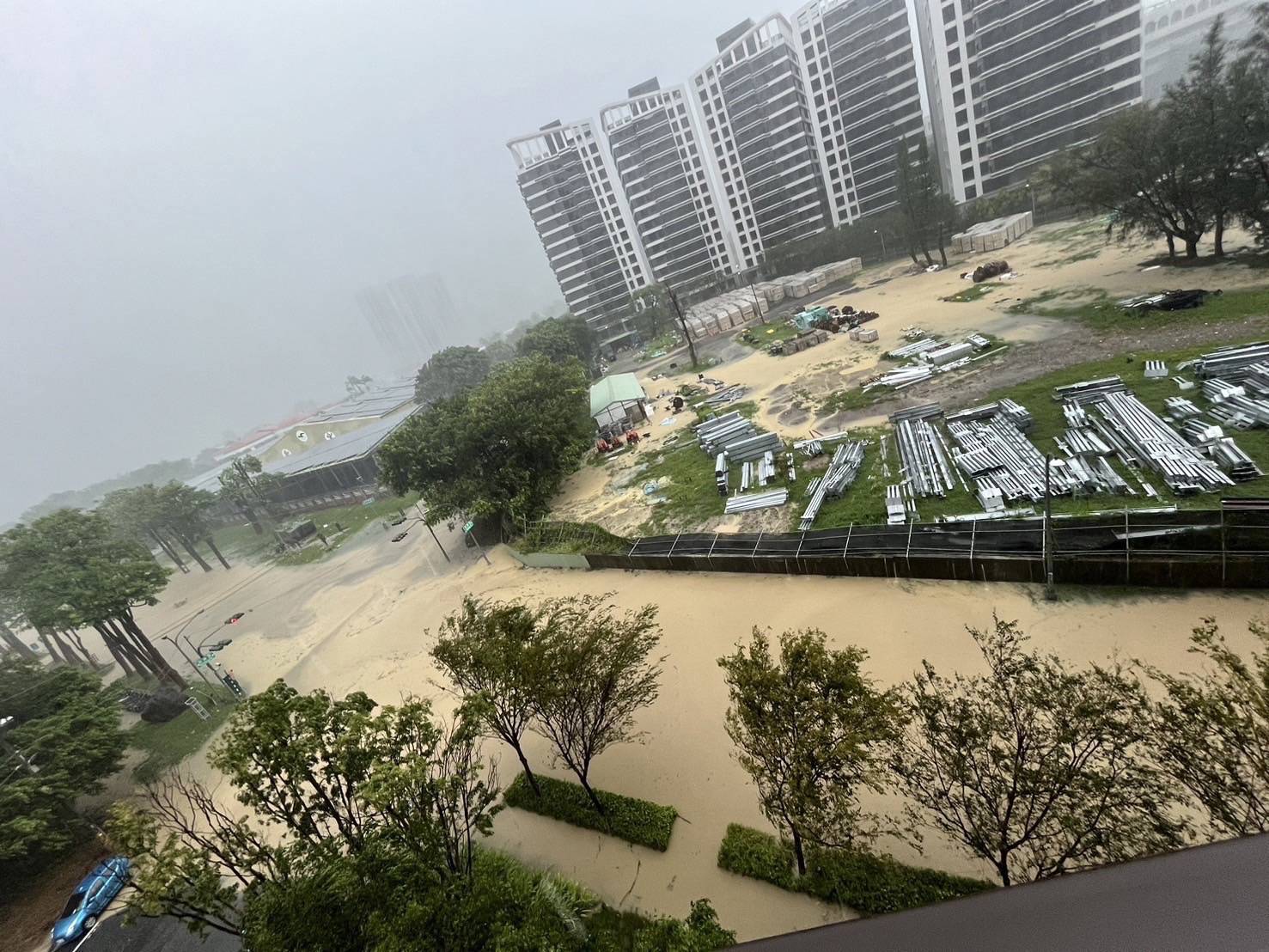 高雄左營桃子園路淹水，路面如河川。（翻攝記者爆料網）