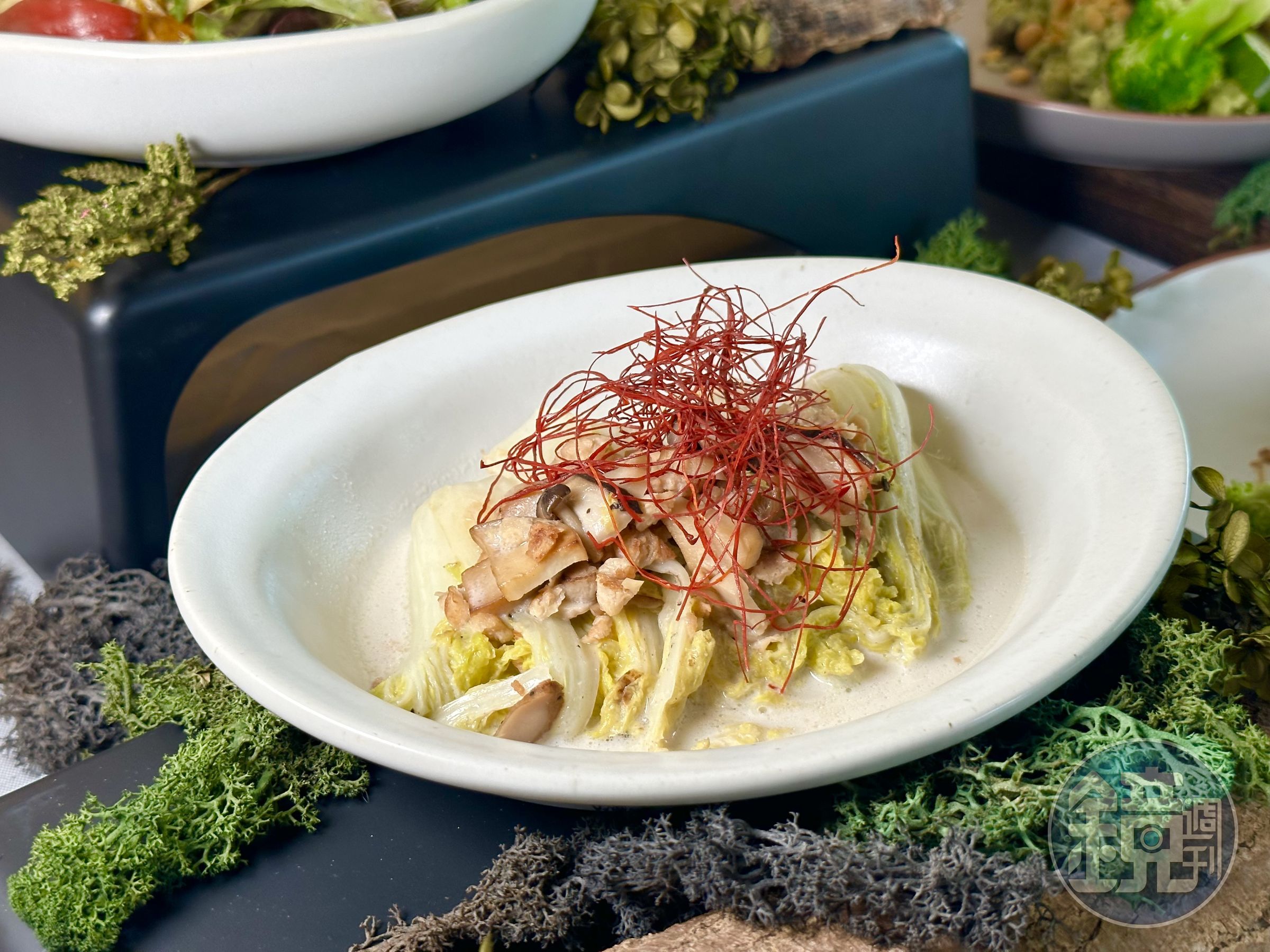 「蘭香煨新豬肉娃娃菜」以斑斕葉椰漿燉煮娃娃菜,搭配素肉末與綜合菇類,嘗來奶香濃郁,清甜爽口。(300元/份)