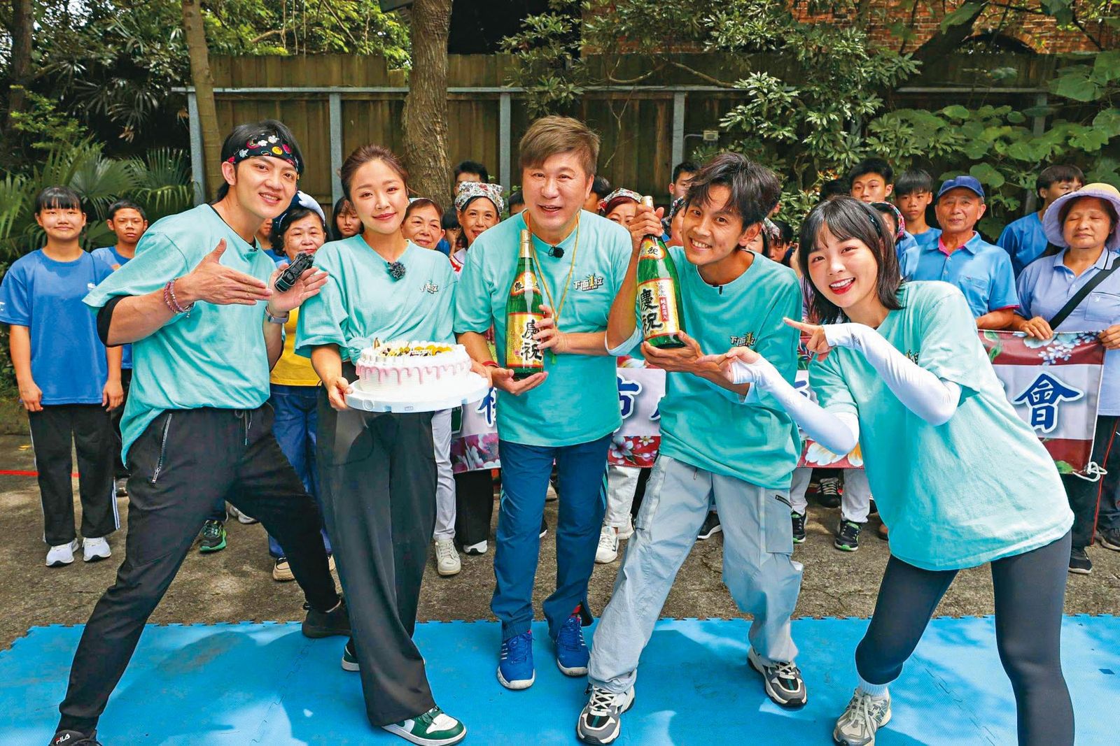 胡瓜（中）主持的《綜藝大集合》明年將維持一樣的主持酬勞，繼續續約。（翻攝自賴慧如臉書）