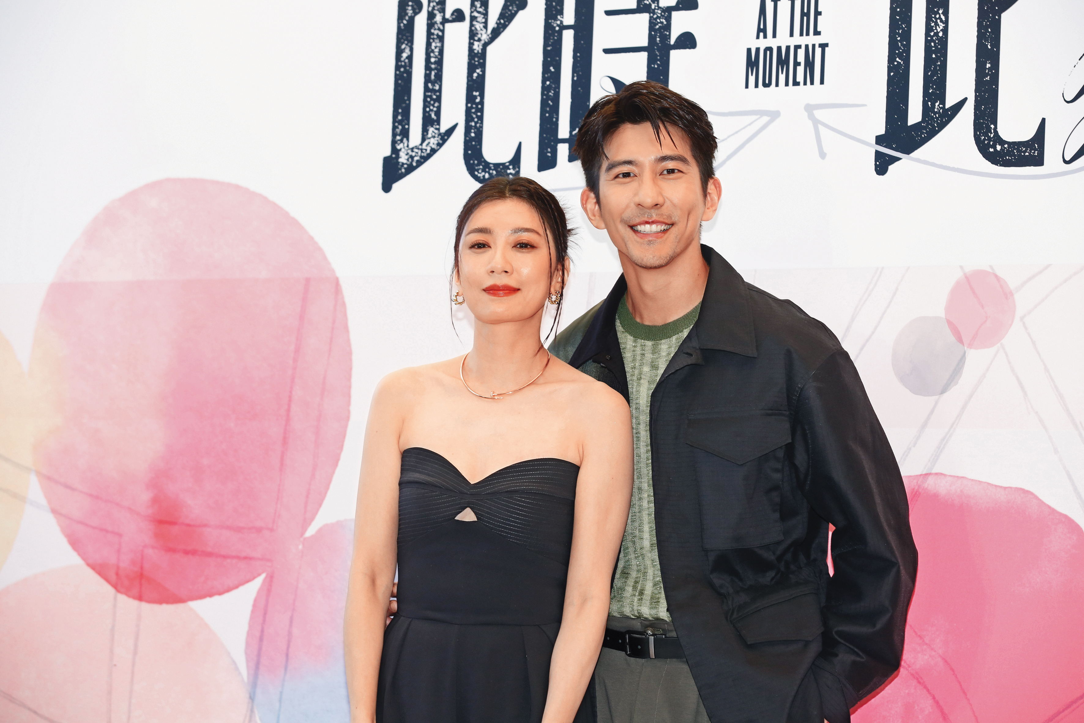 賈靜雯（左）、修杰楷（右）結婚多年，是知名的銀色夫妻，在演藝事業也分進合擊。