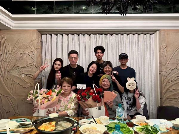 S媽母親節分享全家福。（翻攝自臉書）