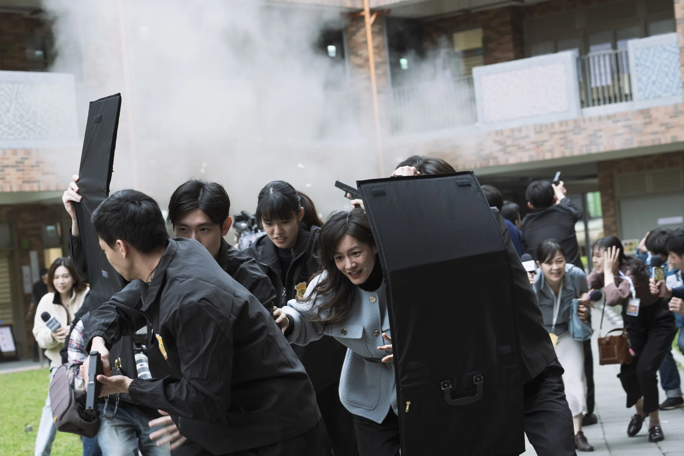 劇集《零日攻擊》為假設中國入侵台灣時，在不同場景下所發生的十個故事，主演者有高橋一生、連俞涵、Janet、杜汶澤及莊凱勛等，圖為《零日攻擊》中，Janet（中）飾演的總統遭遇恐攻。（牽猴子提供）