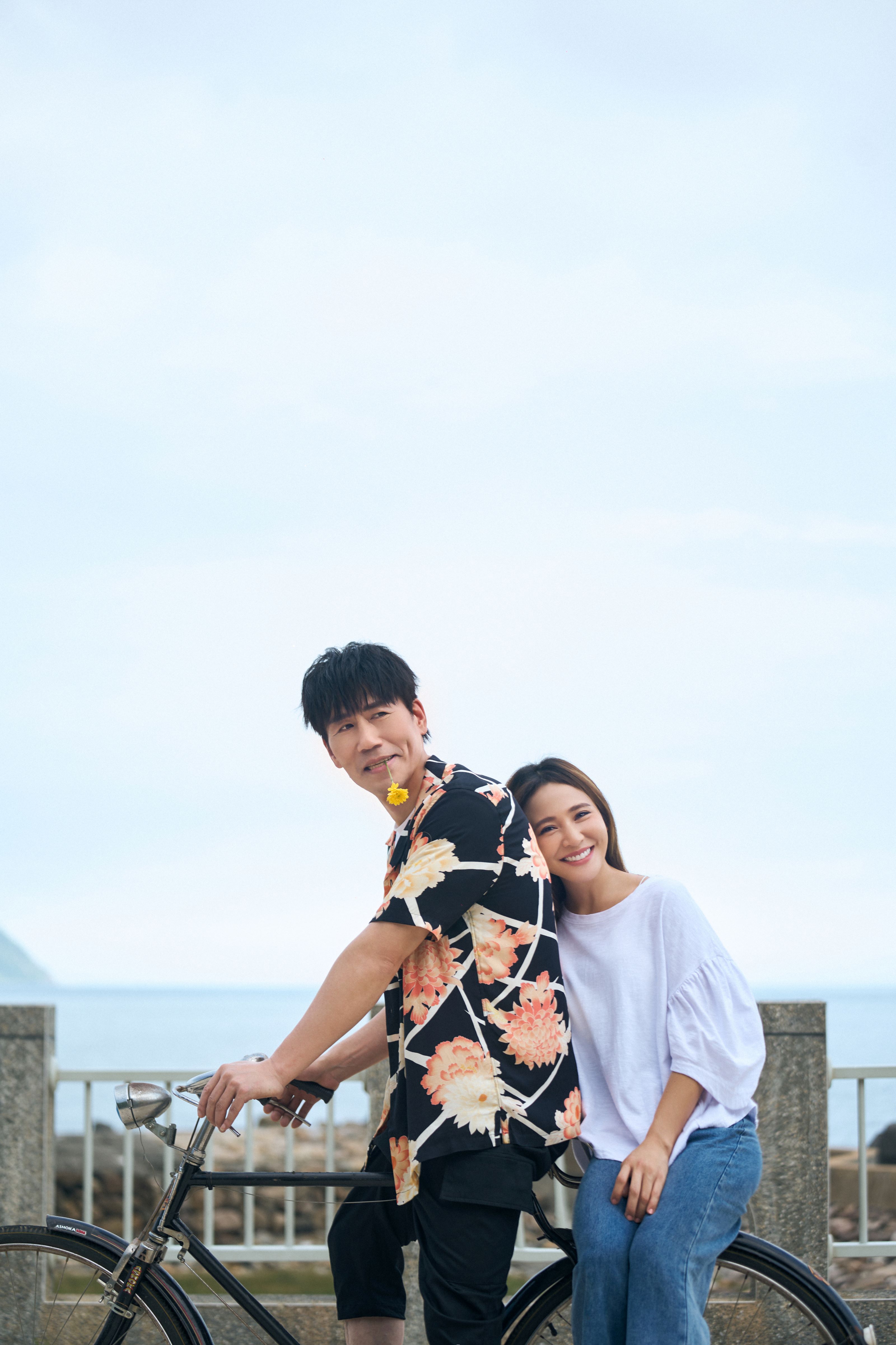 羅時豐與梁文音兄妹倆以趣味口吻演唱新歌〈時間到〉。（環球音樂提供）