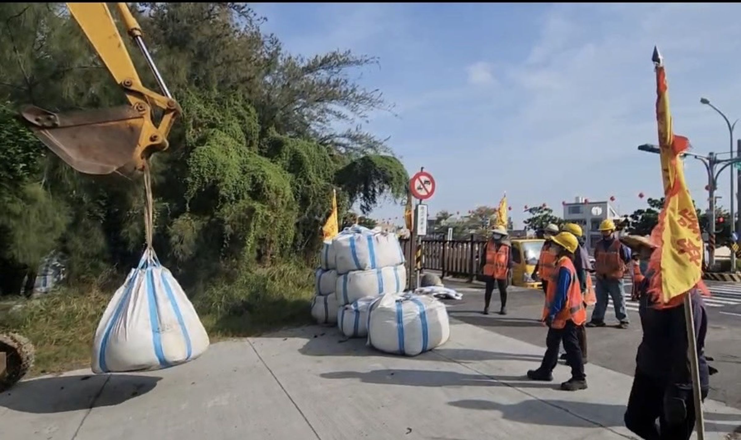 嚴防颱風來襲,南市府已備妥23萬個沙包供民眾領取。(南市府提供)