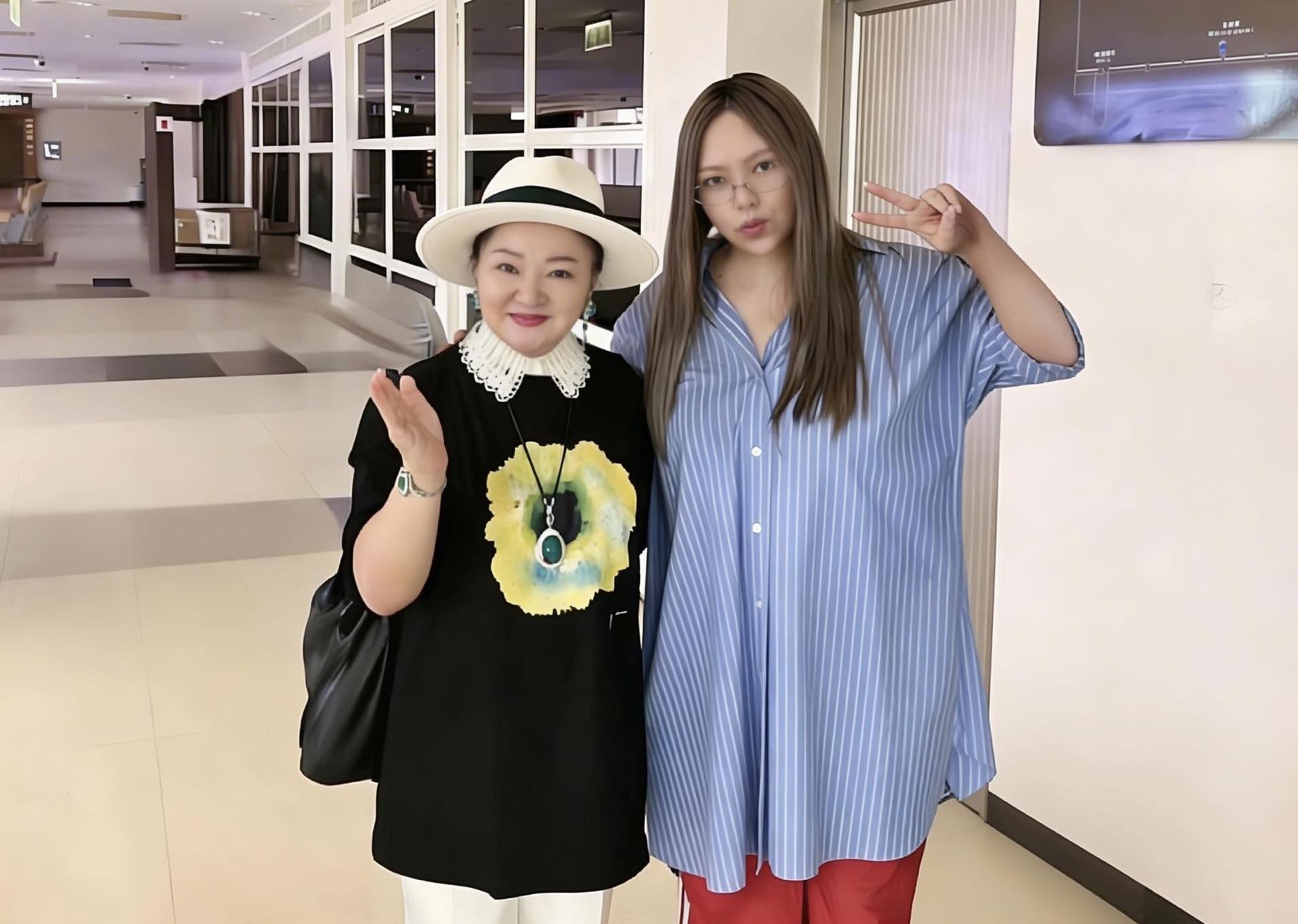 白冰冰（左）和阿妹（右）在台東機場偶遇，開心合影。（翻攝白冰冰臉書）