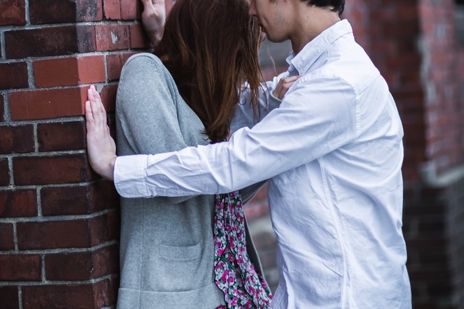 一名已婚三寶爸假借請喝飲料搭訕落單女子，載到土地公廟性侵得逞。（示意圖，Pixabay）