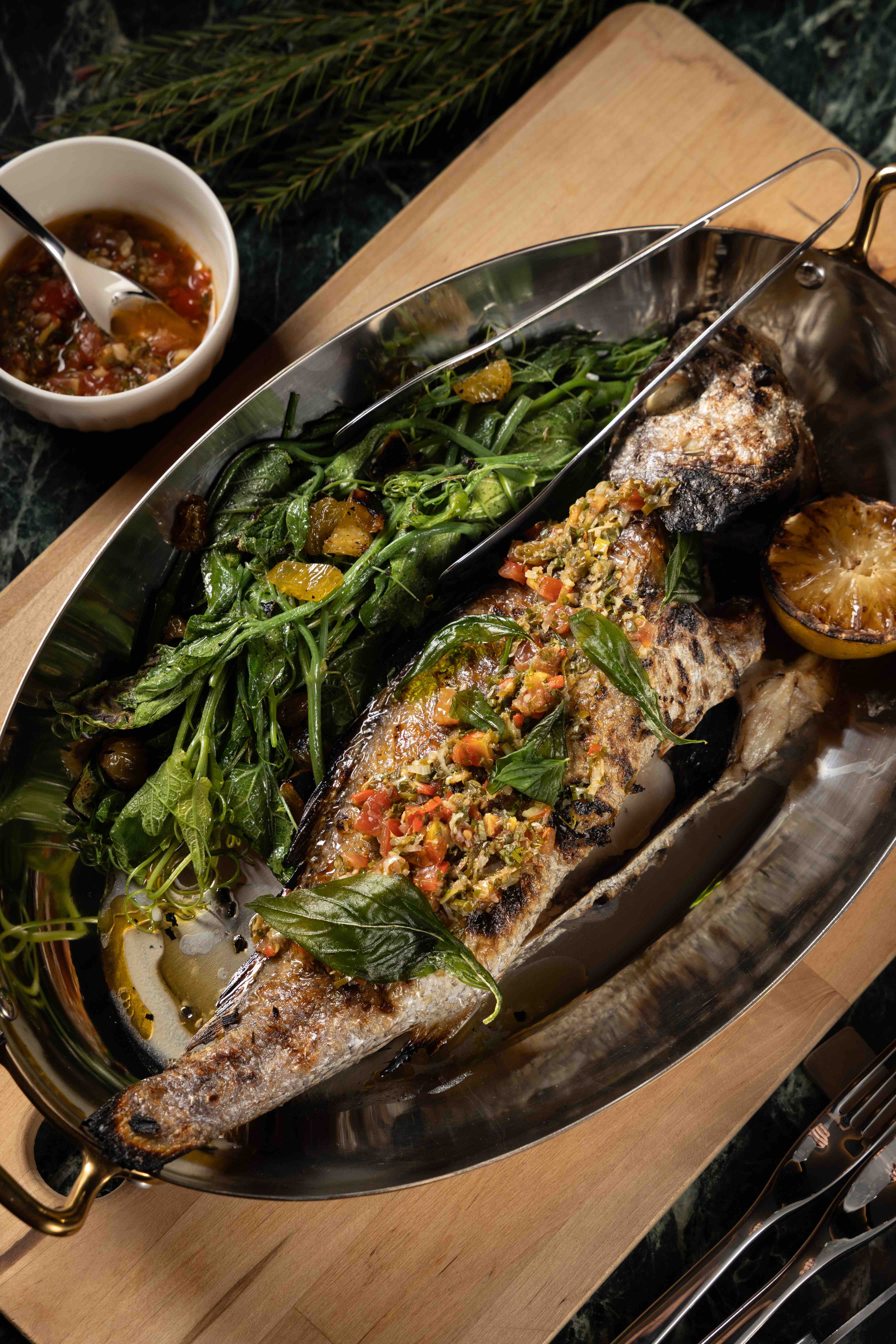 限量供應的「炭烤季節鮮魚」，依每日漁獲更換魚種，整尾上火炭烤，圖為日本黑喉。（時價）