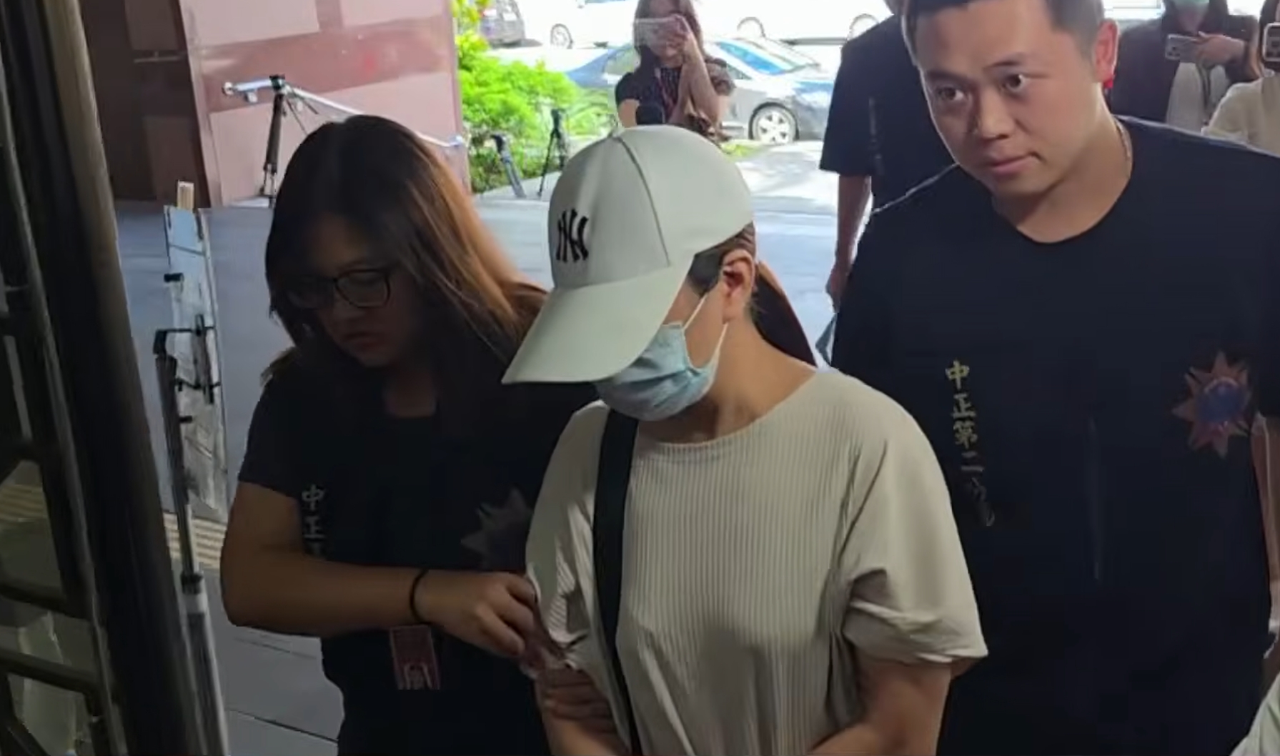 涉嫌幫男友對元配開槍的「小三槍手」易姓女子13日遭羈押禁見,詳細案發過程與動機有待進一步釐清。(鏡新聞)