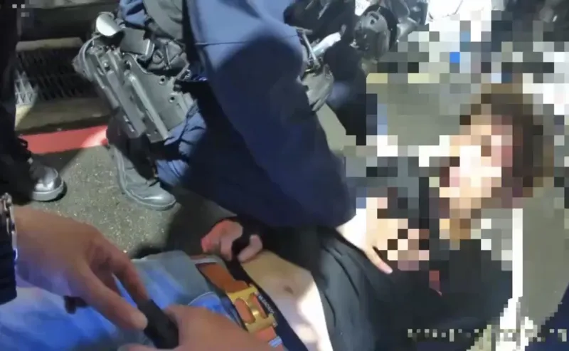 男藏毒遭盤查辯稱是「她」的玩具　激烈抵抗遭警壓制送辦