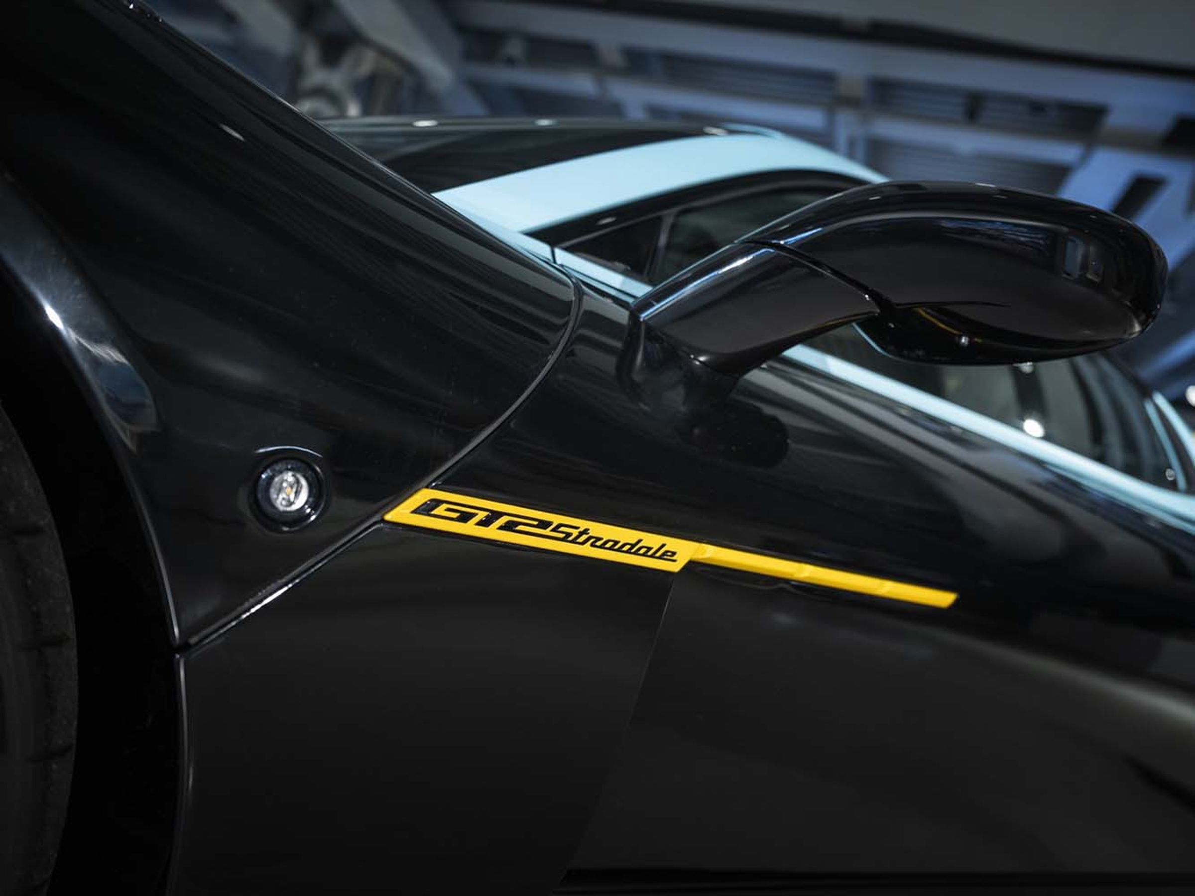 車側葉子板上有GT2 Stradale的專屬飾版。