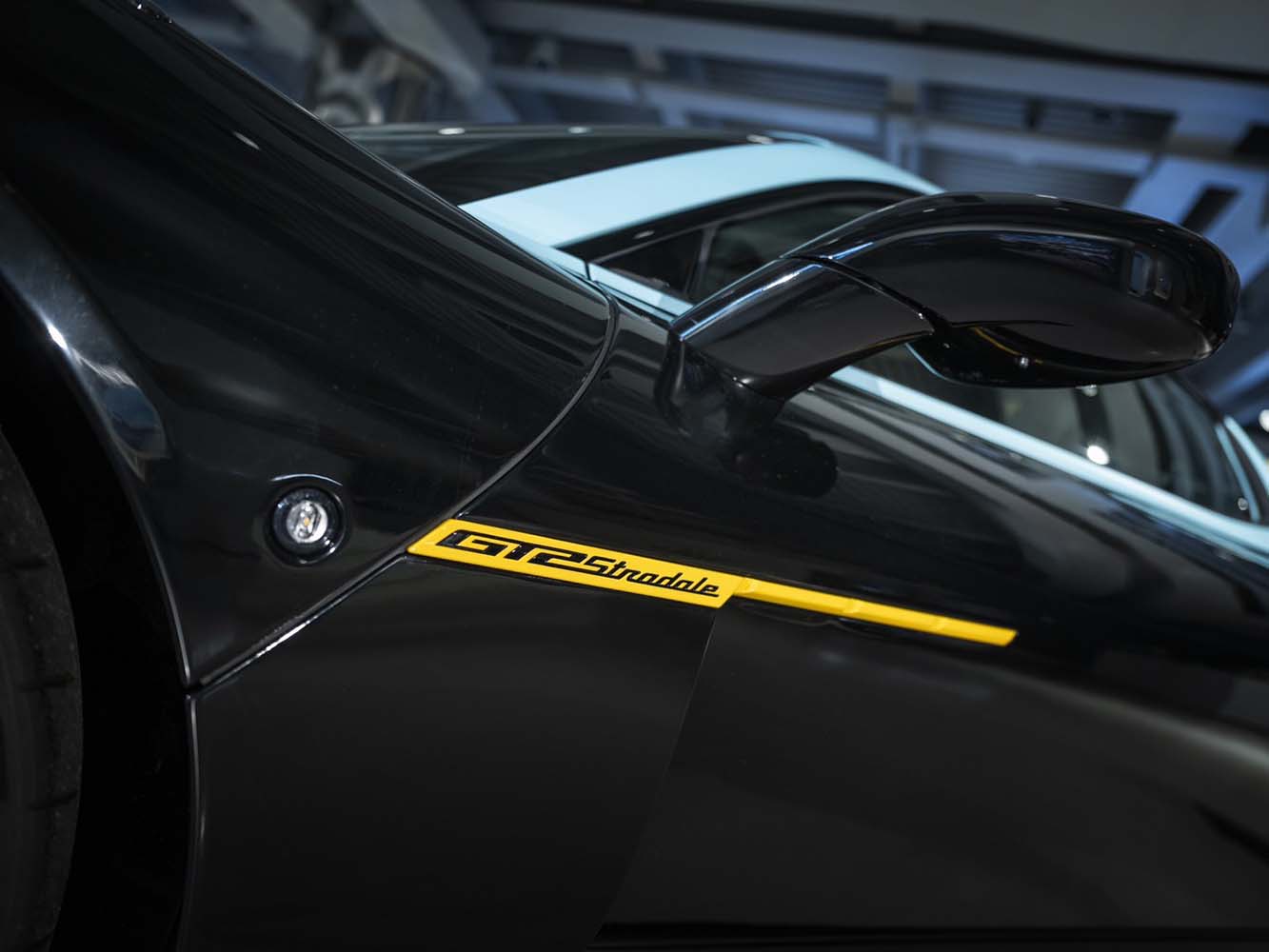 車側葉子板上有GT2 Stradale的專屬飾版。