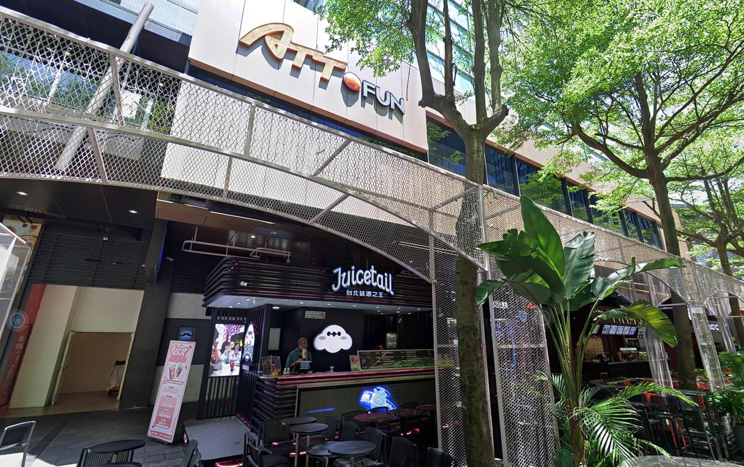 台北市信義區ATT 4 FUN的酒吧去年因為舉辦酒類促銷活動,導致一名男工程師花70秒牛飲1公升調酒後,因急性酒精中毒,在地下2樓男廁暴斃。(翻攝自Google Maps)