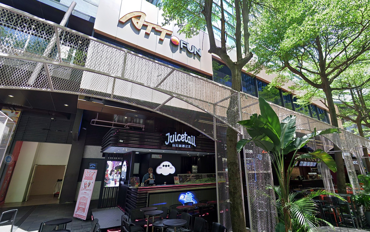 台北市信義區ATT 4 FUN的酒吧去年因為舉辦酒類促銷活動，導致一名男工程師花70秒牛飲1公升調酒後，因急性酒精中毒，在地下2樓男廁暴斃。（翻攝自Google Maps）