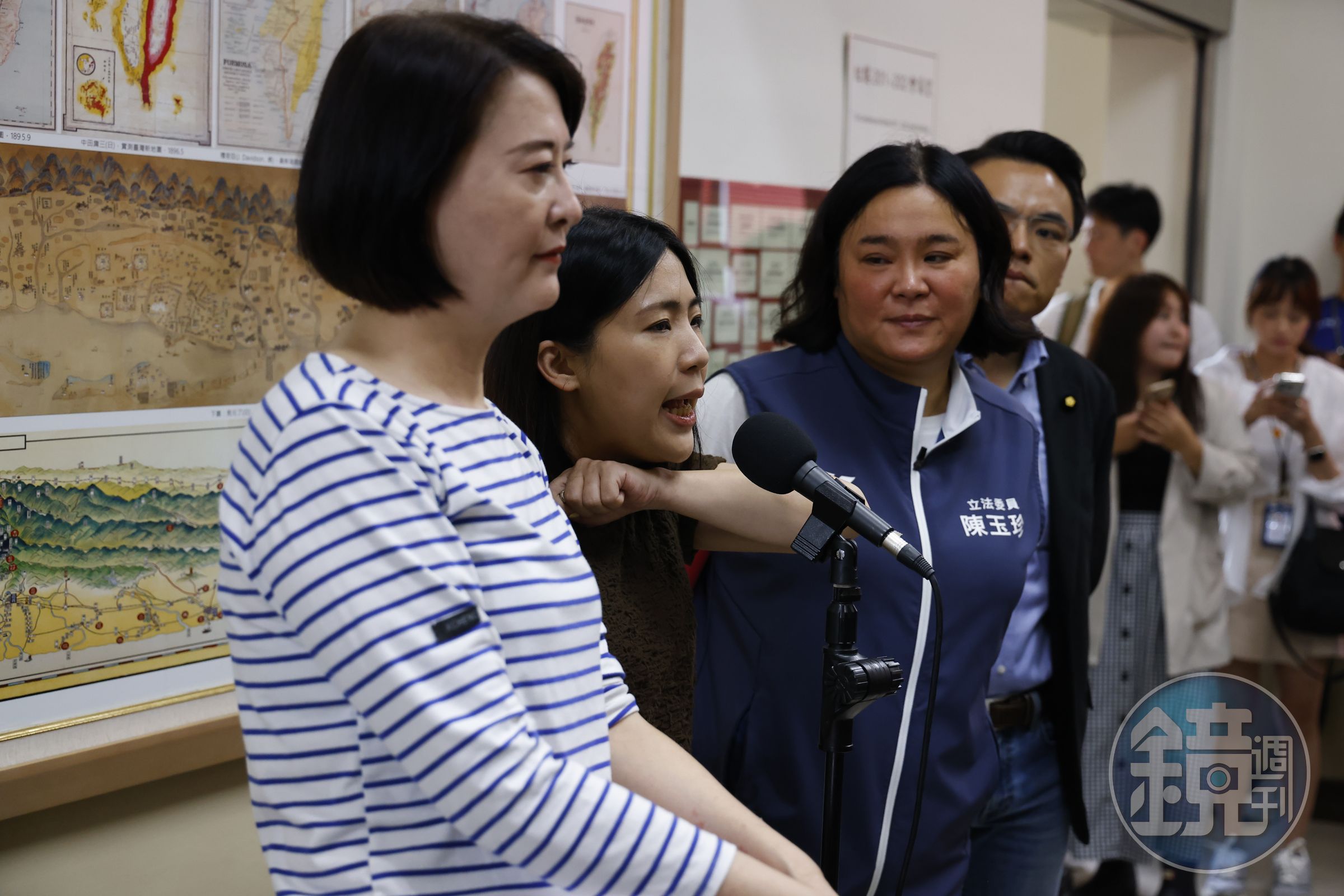 國民黨立委王鴻薇（左）秀出遭攻擊的影片，打臉綠委林楚茵的說詞。