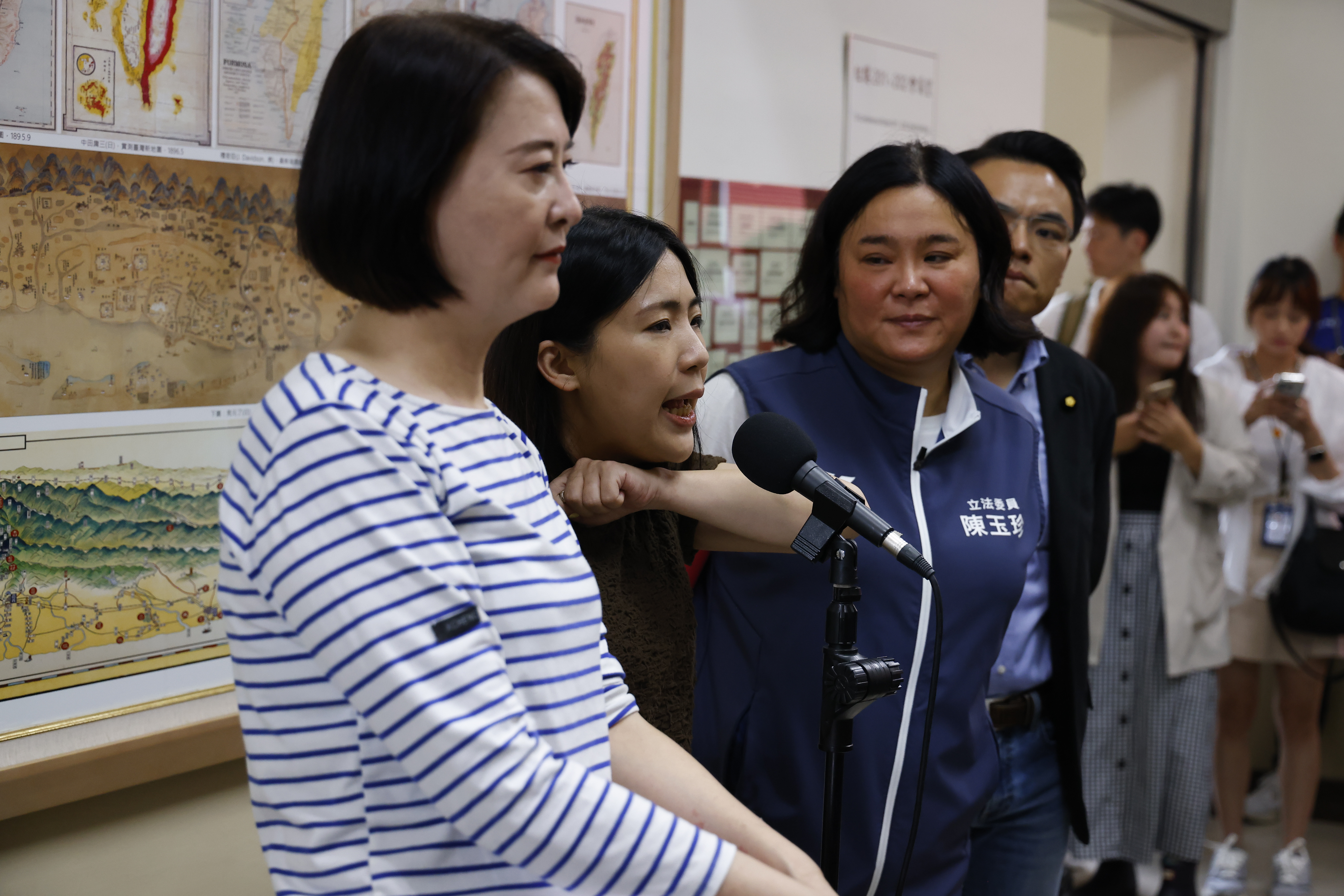 國民黨立委王鴻薇（左）秀出遭攻擊的影片，打臉綠委林楚茵的說詞。