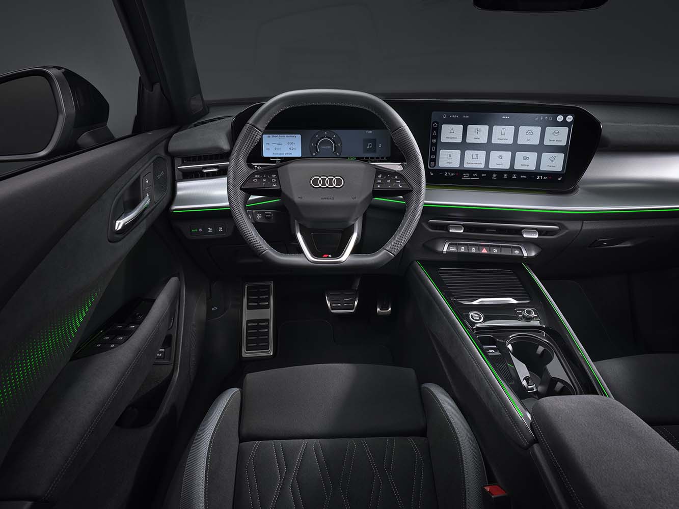 座艙空間搭載最新「Digital Stage 數位舞台」，串連 11.9 吋 Audi 虛擬座艙與 12.8 吋 MMI 觸控顯示幕。