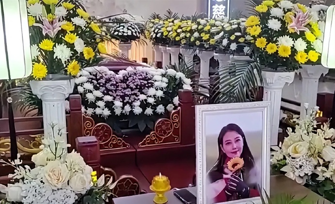 中國不肖殯葬業者擅自製作影片，消費病逝港星周海媚。（翻攝自微博）