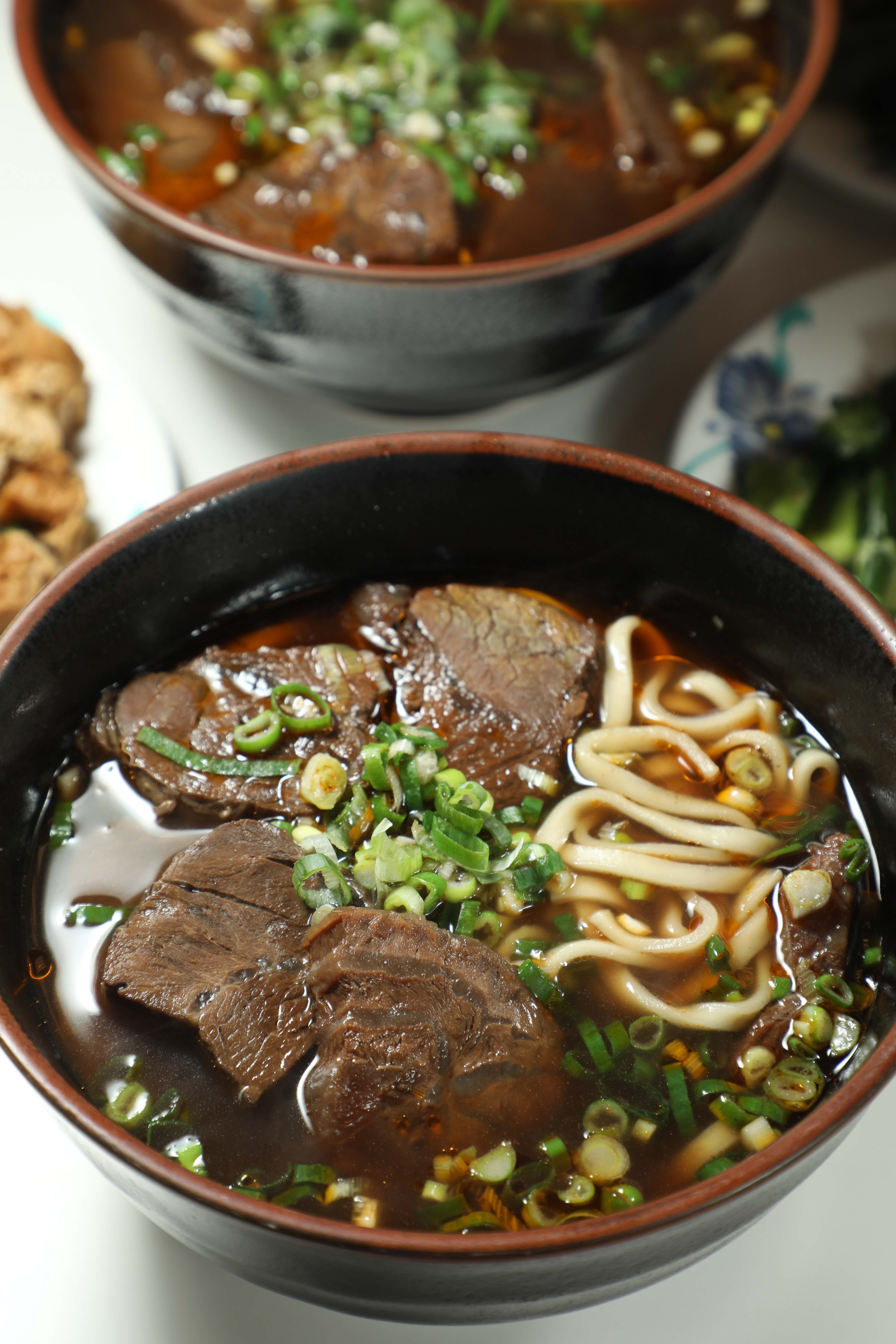 「牛肉麵」有分大、中、小碗，選用巴拉圭牛腱肉燉煮至軟嫩入味，搭配以大骨與豆瓣醬熬製的湯頭。（190元／小碗）