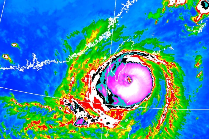 因應颱風小犬來襲，18縣市陸續宣布明天停班停課。（翻攝自氣象署官網）