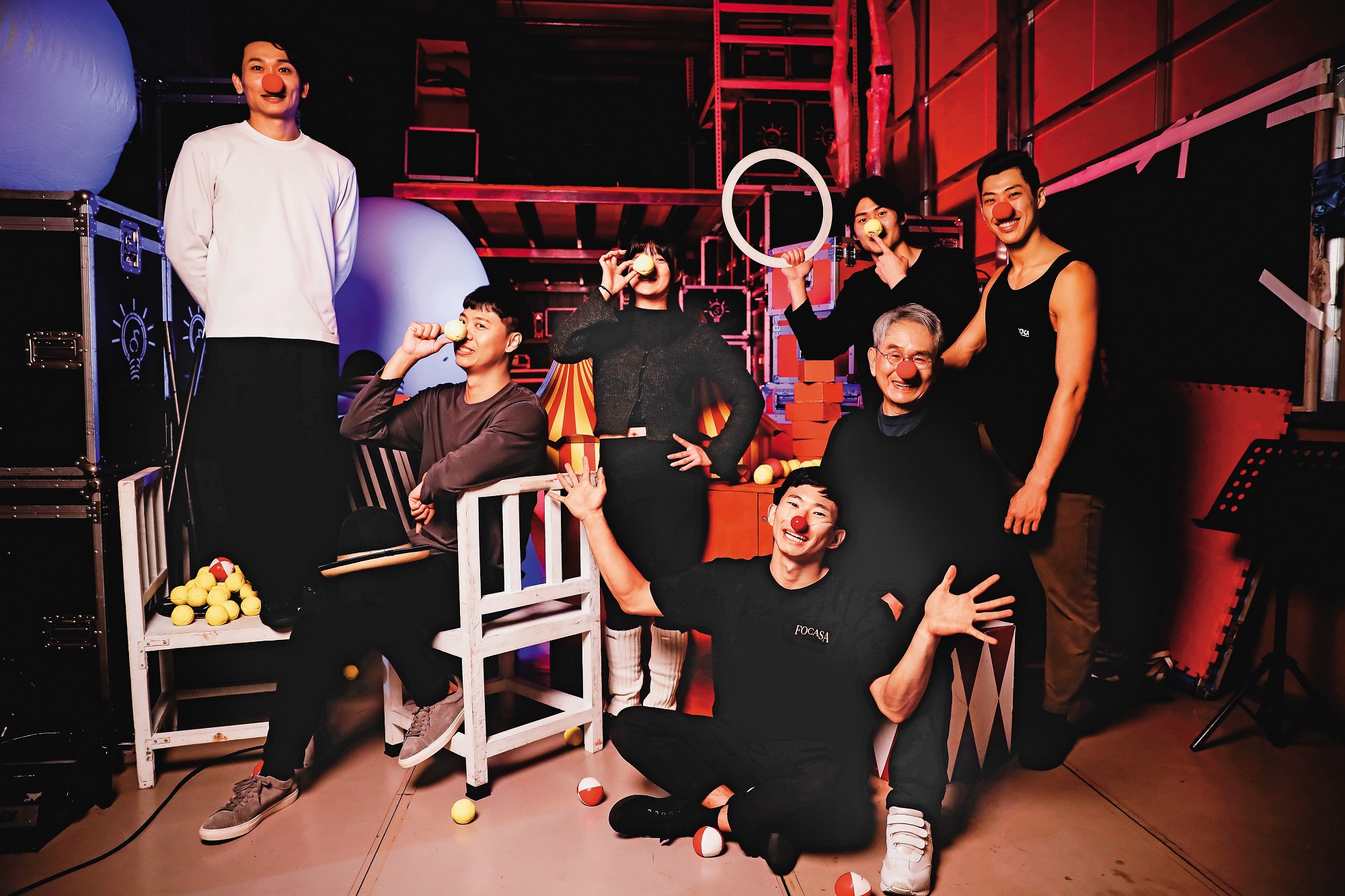 林懷民（中排右一）與FOCASA團員集思廣益，共創馬戲表演新意。