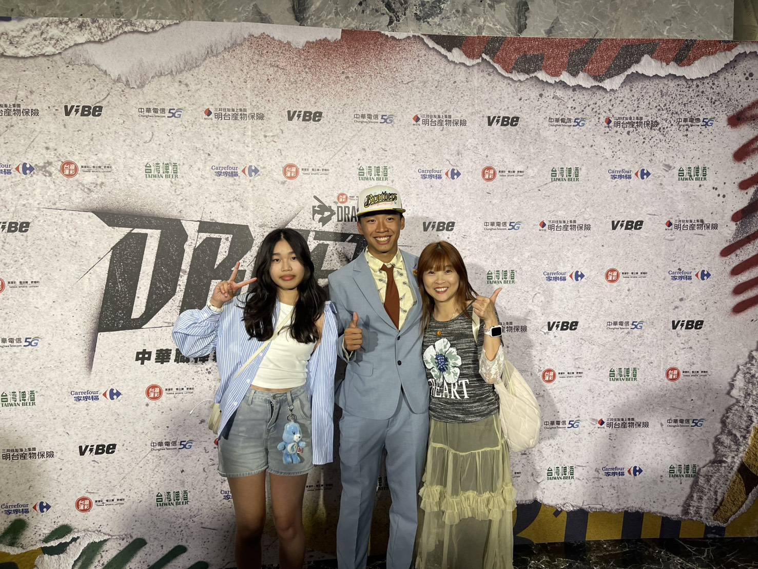 18歲的徐磊（中）在日前的中職選秀會獲中信兄弟第二輪指名。