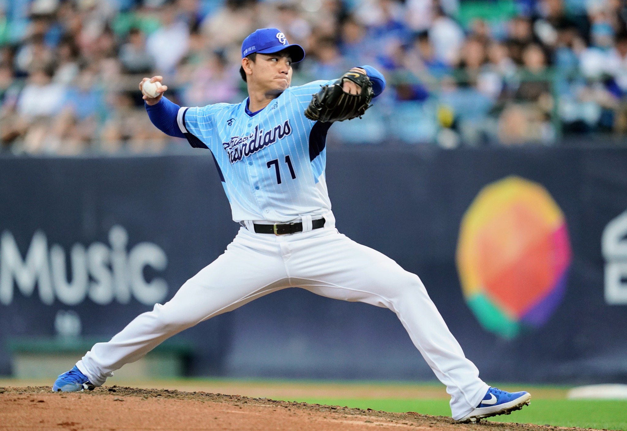 長相帥氣的江少慶，被球迷暱稱為「慶Baby」。（翻攝富邦悍將臉書）