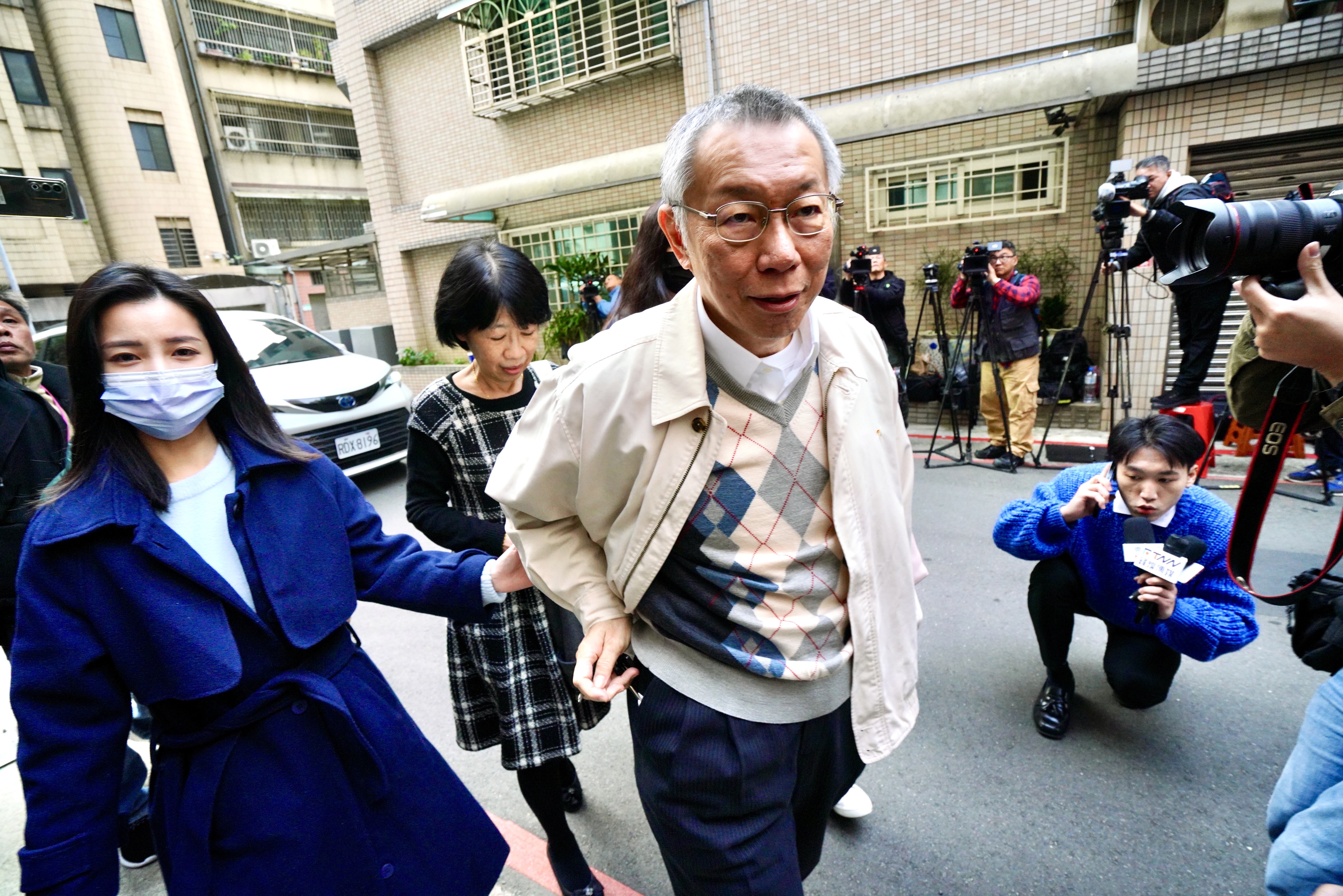 柯文哲今下午交保,針對民眾黨批「北檢真正目的逼柯文哲辭黨主席」、北檢今(30日)晚間3點聲明轟混淆視聽。