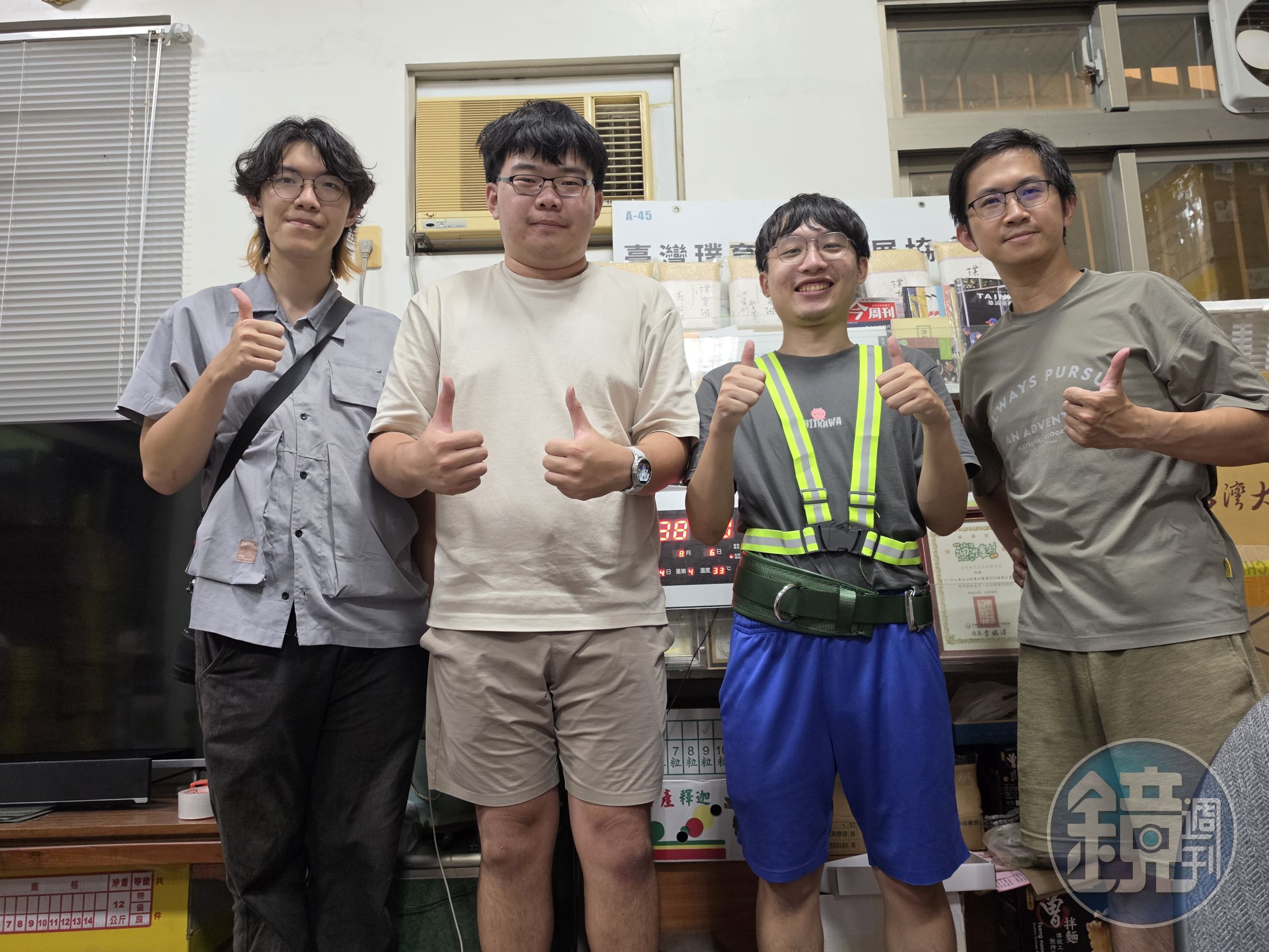 由左至右為貢丸網隊員曾哲瀚、紀冠宇、隊長鄭富方，以及臺灣璞育文教發展協會理事長黃雅聖。