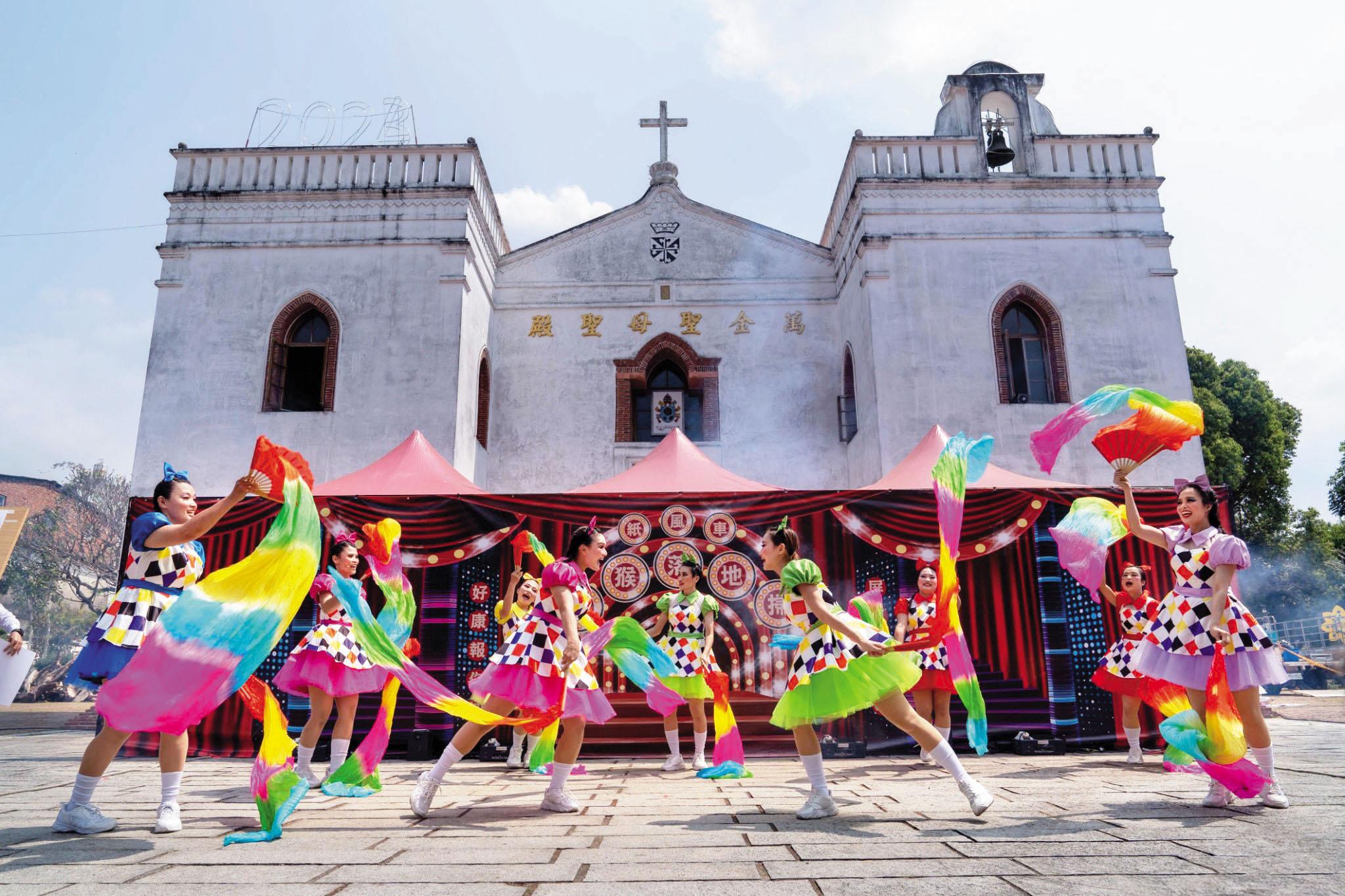 阿猴落地掃於萬金聖母殿前巡演《屏東大小事》。（紙風車劇團提供）