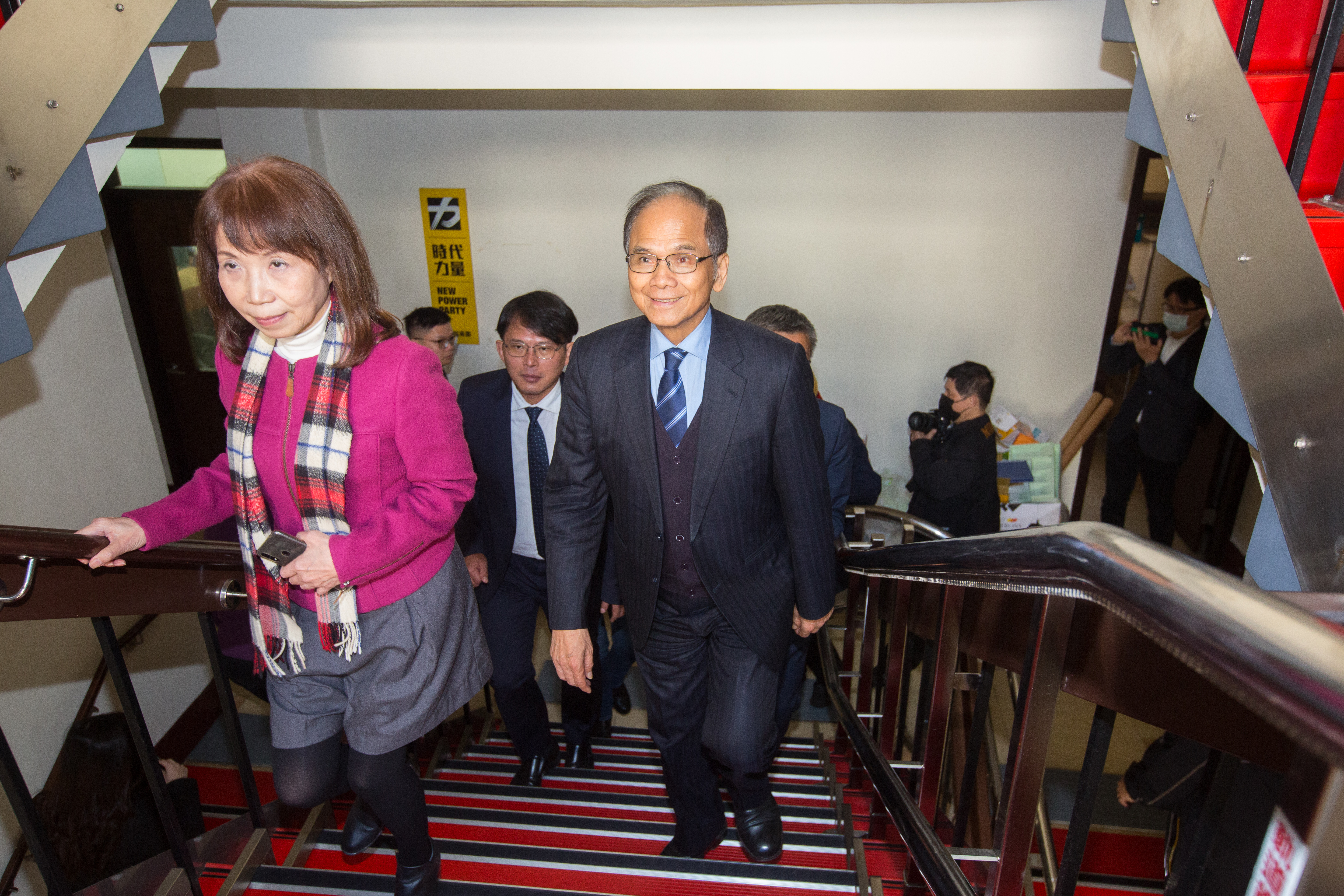 民眾黨將推黃珊珊參選立法院長，對此游錫堃（中）表示尊重。