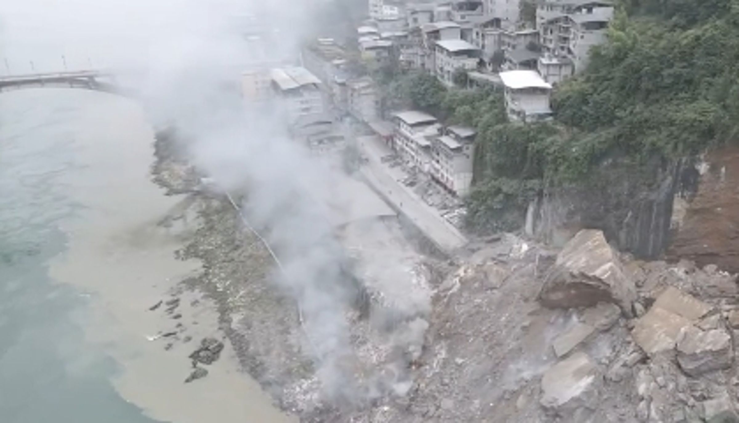 重慶彭水爆山崩。（翻攝自微博）