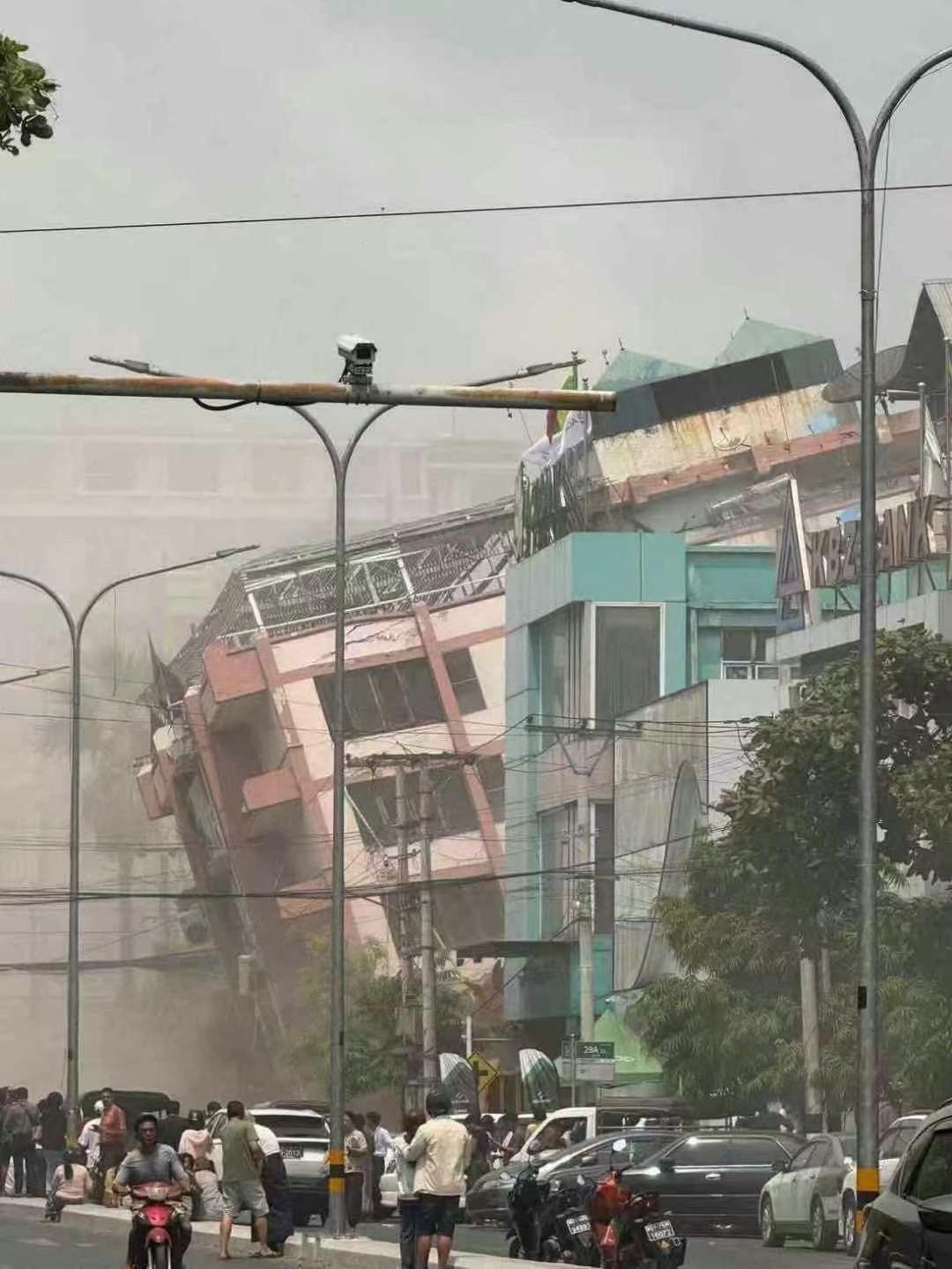 緬甸中部今日發生規模7.7強震，多地陸續傳出建物倒塌與人員傷亡。（緬甸台商提供）