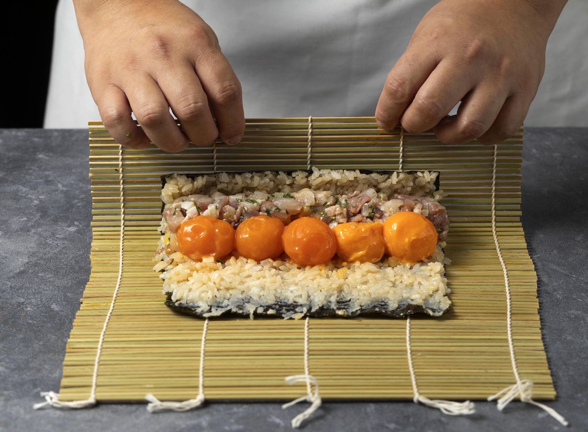 「海味太捲」是把當天新鮮的綜合魚肉,搭配低溫熟成蛋,捲成醋飯捲。