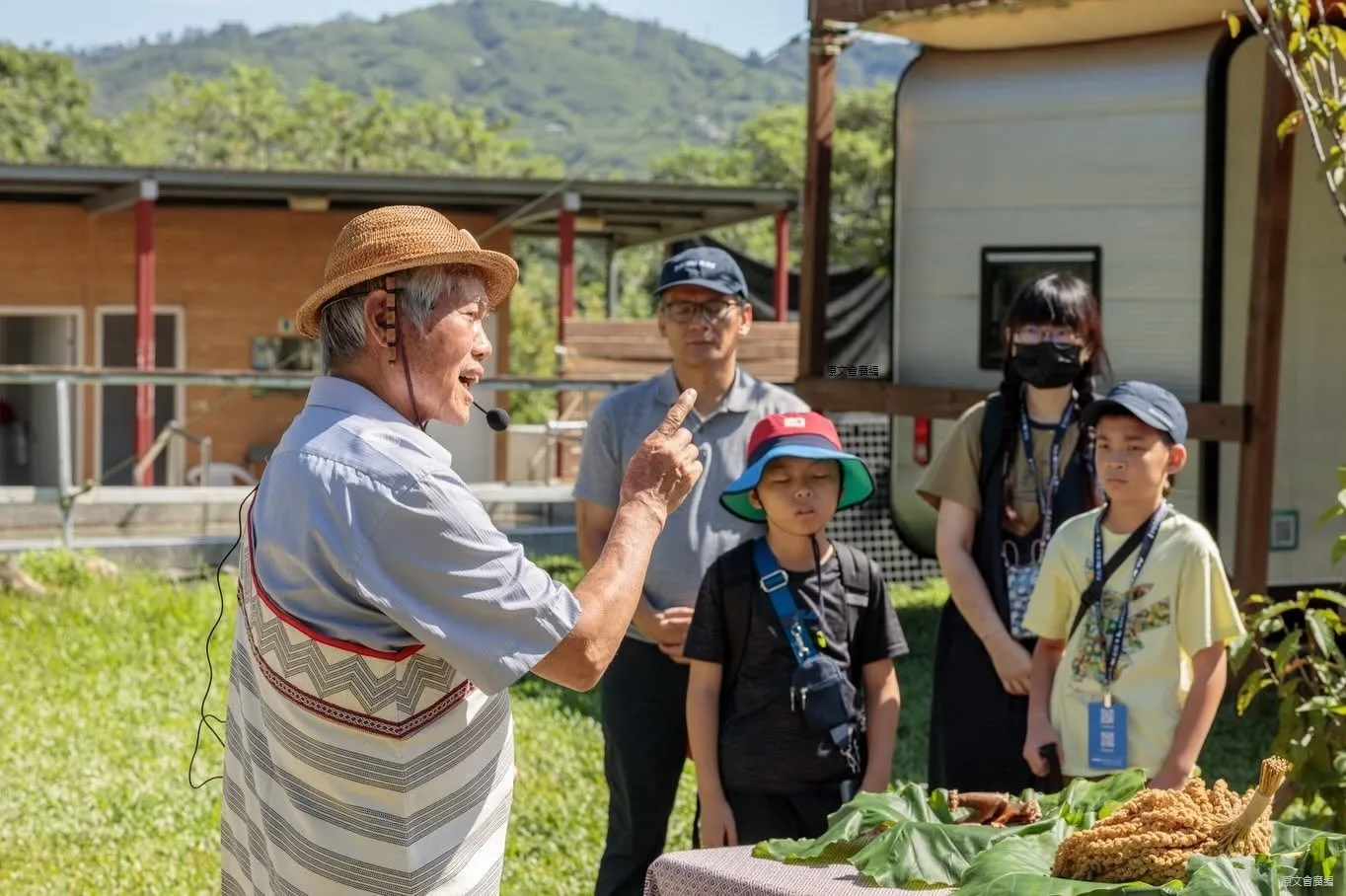 營隊由耆老Batu Watan 巴度瓦旦（左1）祈福揭開序幕，原文會執行長Alang‧Galavangang 何明輝（左2）一同祈求活動順利。（原文會提供）