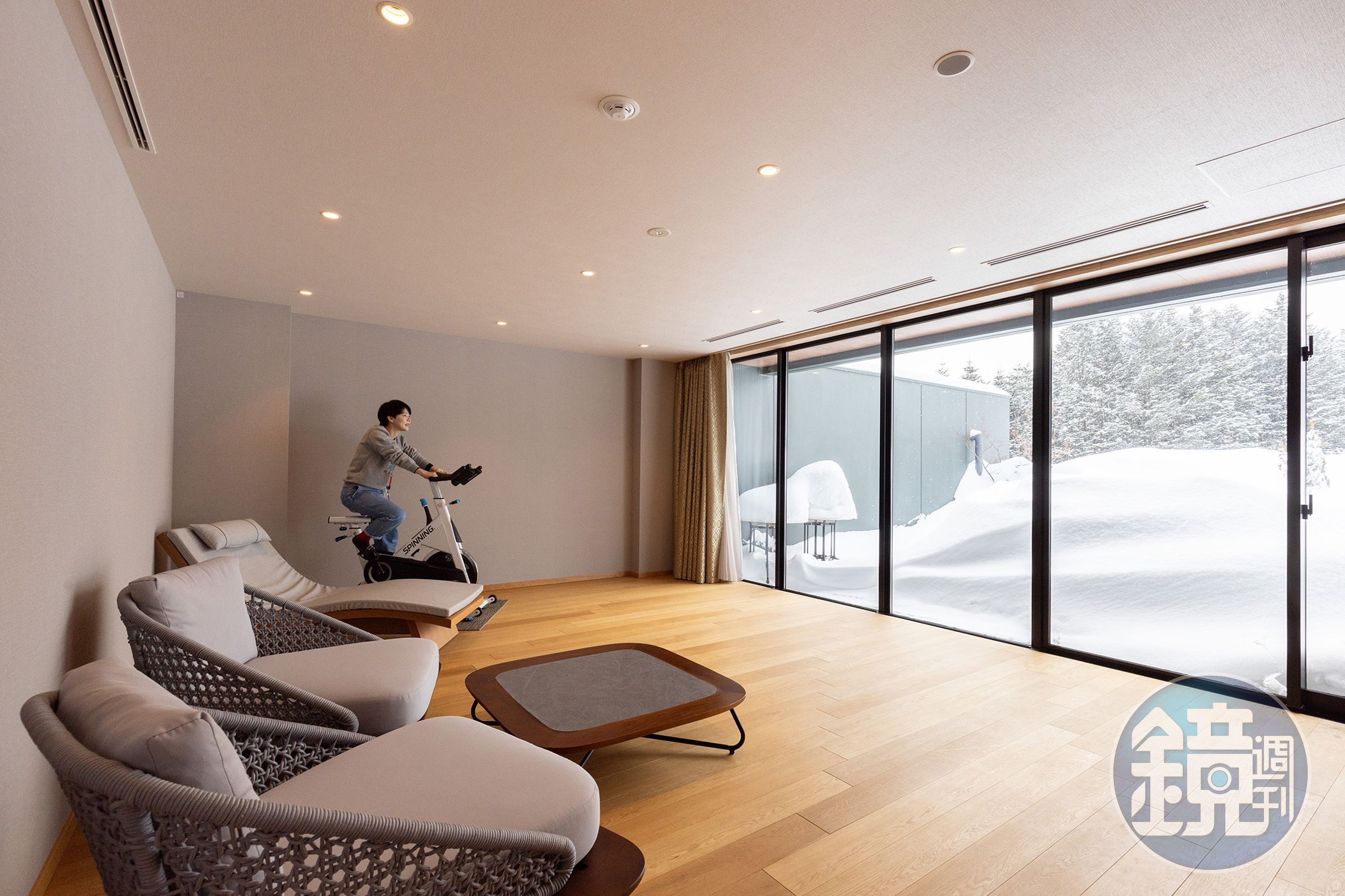 總統套房二樓的健身空間可以飽覽雪場夢幻雪景。