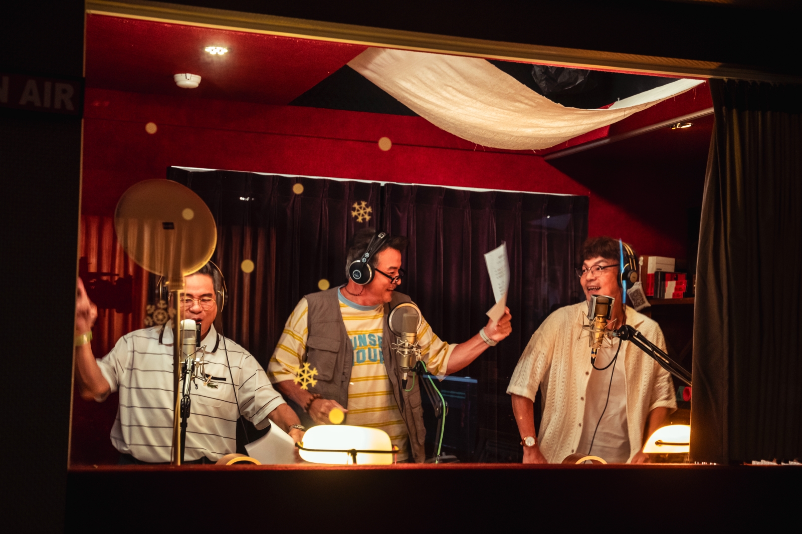 主題曲〈啪哩啪哩我愛你〉MV以70年代的迪斯可曲風，混合小虎隊、草蜢及郭富城的元素，三位大叔一起回到他們的年輕時代。（萬騰文化創意提供）