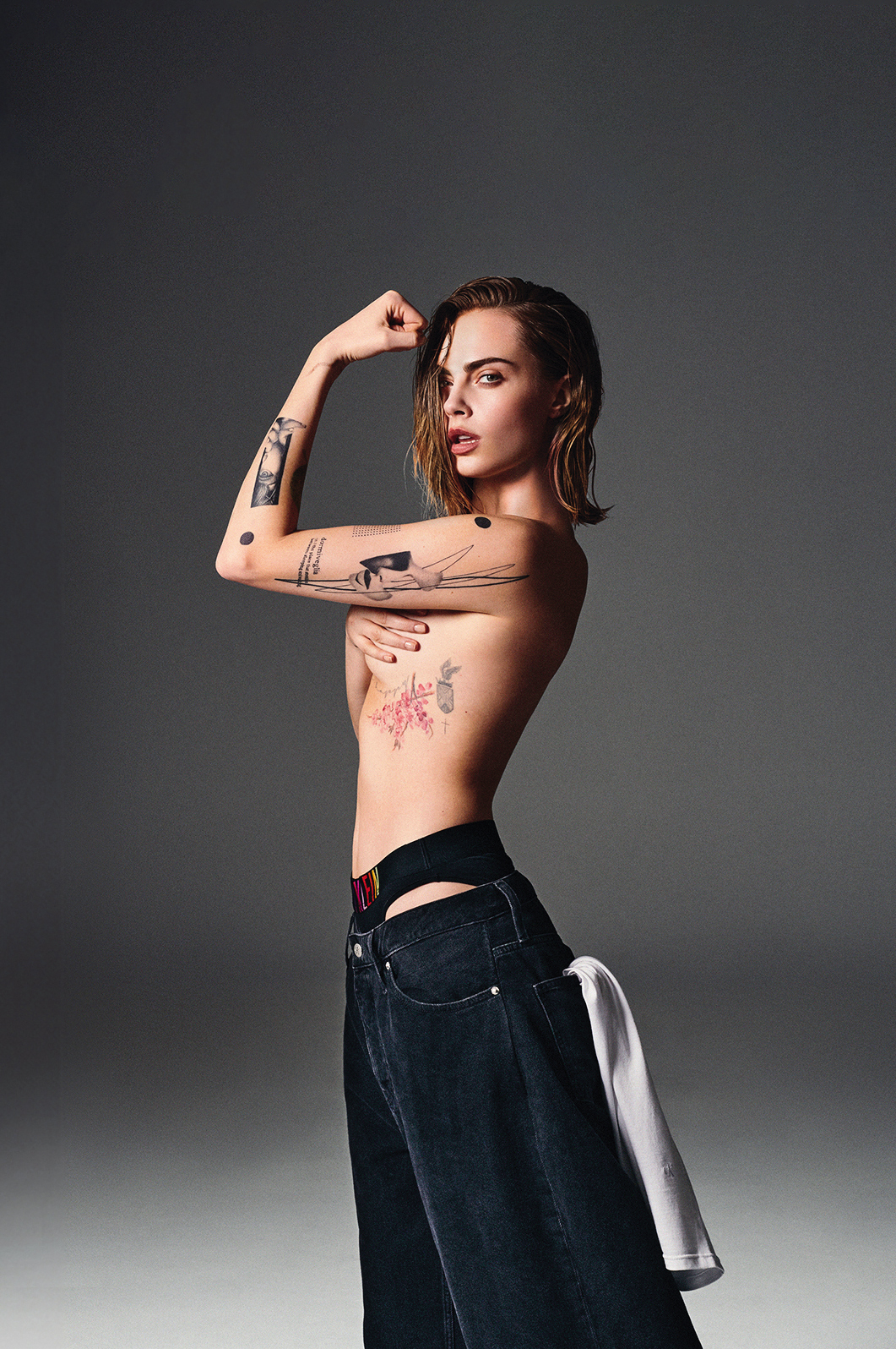 超模兼演員卡拉迪樂芬妮 (Cara Delevingne)為Calvin Klein拍攝二〇二四年「This Is Love」Pride系列形象廣告。。(Calvin Klein提供)