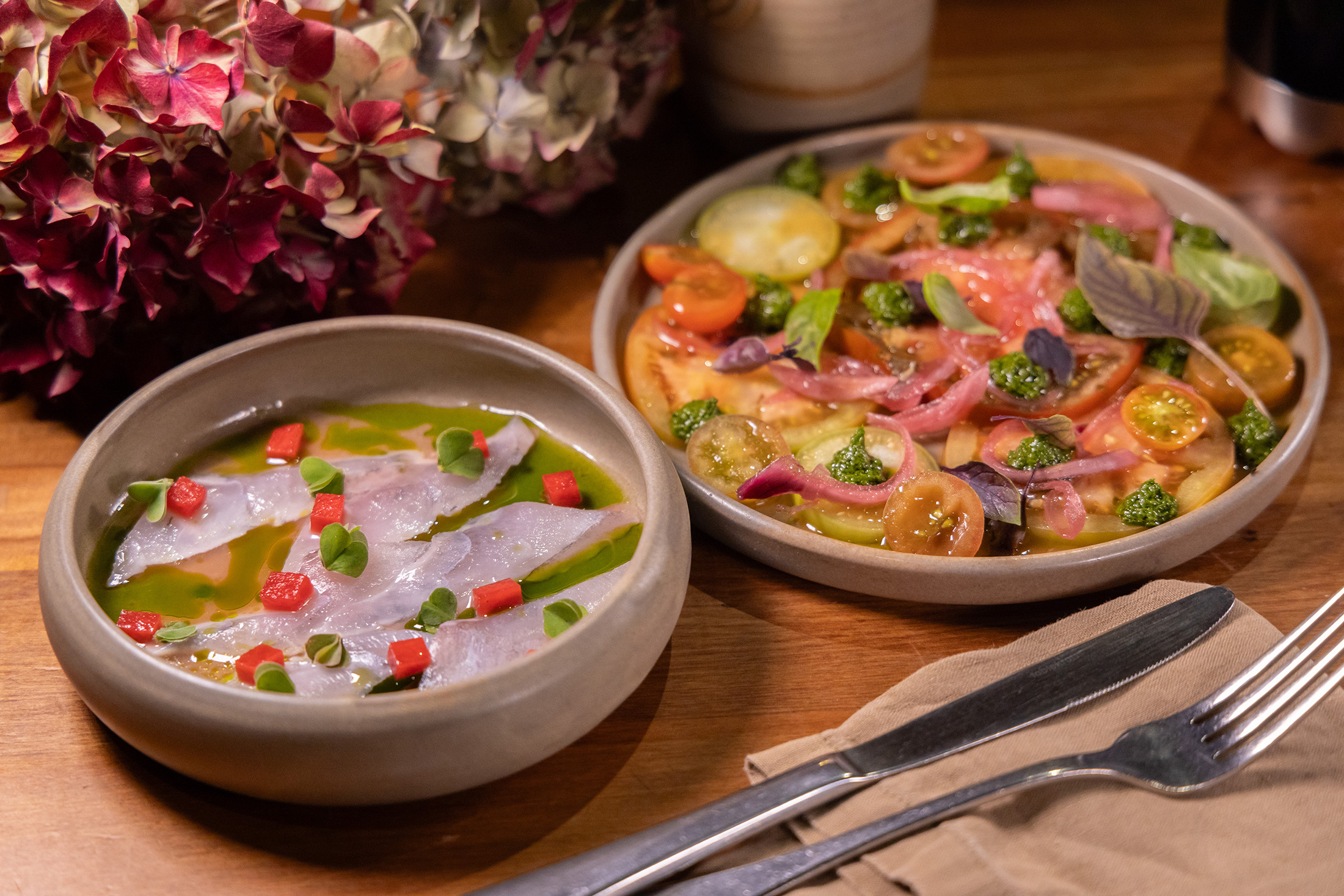 「Market fish crudo, Tokyo turnip, navel orange, wood sorrel」會按季節調整蔬果與調味。(紐幣18元/份,約NT$348)