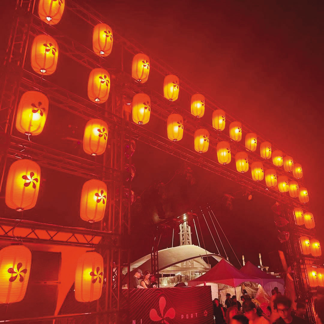 今年苑輝燈舖被音樂祭大港開唱承包商找上，提供現場裝飾用的燈籠。（翻攝苑輝燈舖IG）