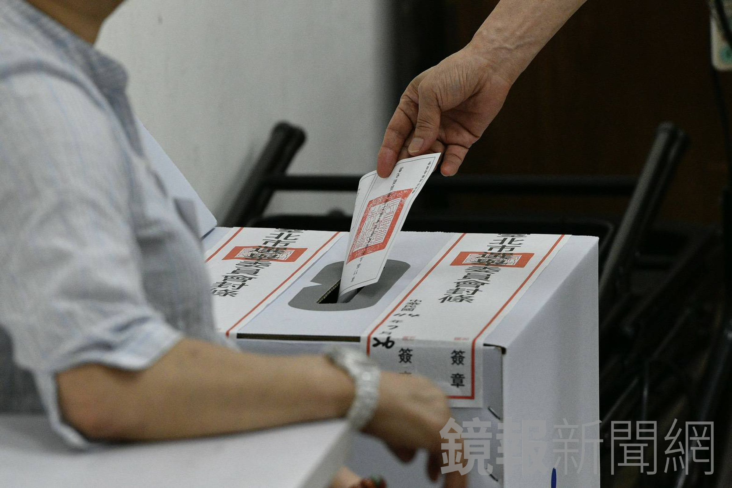 大罷免投票今天正式登場，不少民眾已前往投票。（鏡報李智為攝）