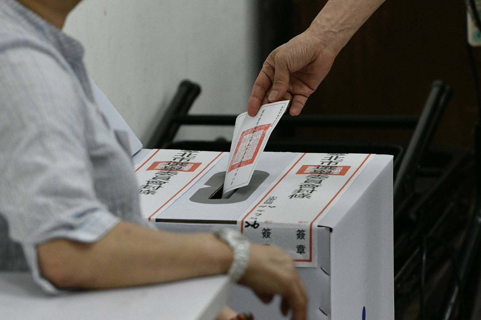 大罷免投票今天正式登場，不少民眾已前往投票。（鏡報李智為攝）