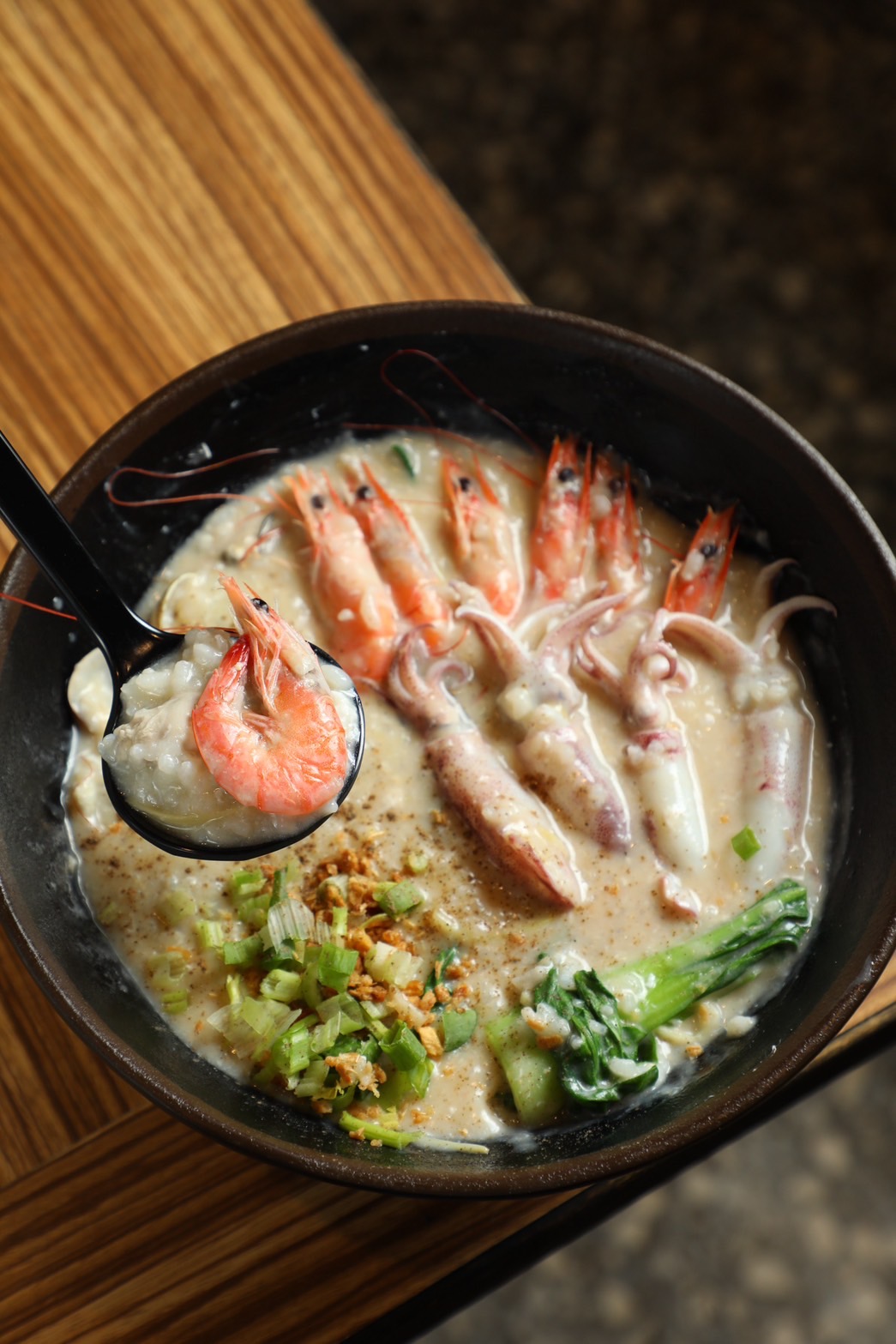 料多實在的「海鮮粥」，湯頭與海味的鮮甜滲入粒粒粥米中，味蕾與食量一起被大大滿足。（200元／份）