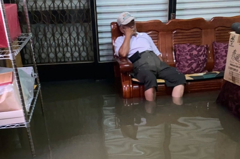 嘉義暴雨水淹小腿高，網紅國文老師曬公公神淡定畫面爆紅。（翻攝自芸端文教－詹芸國文）