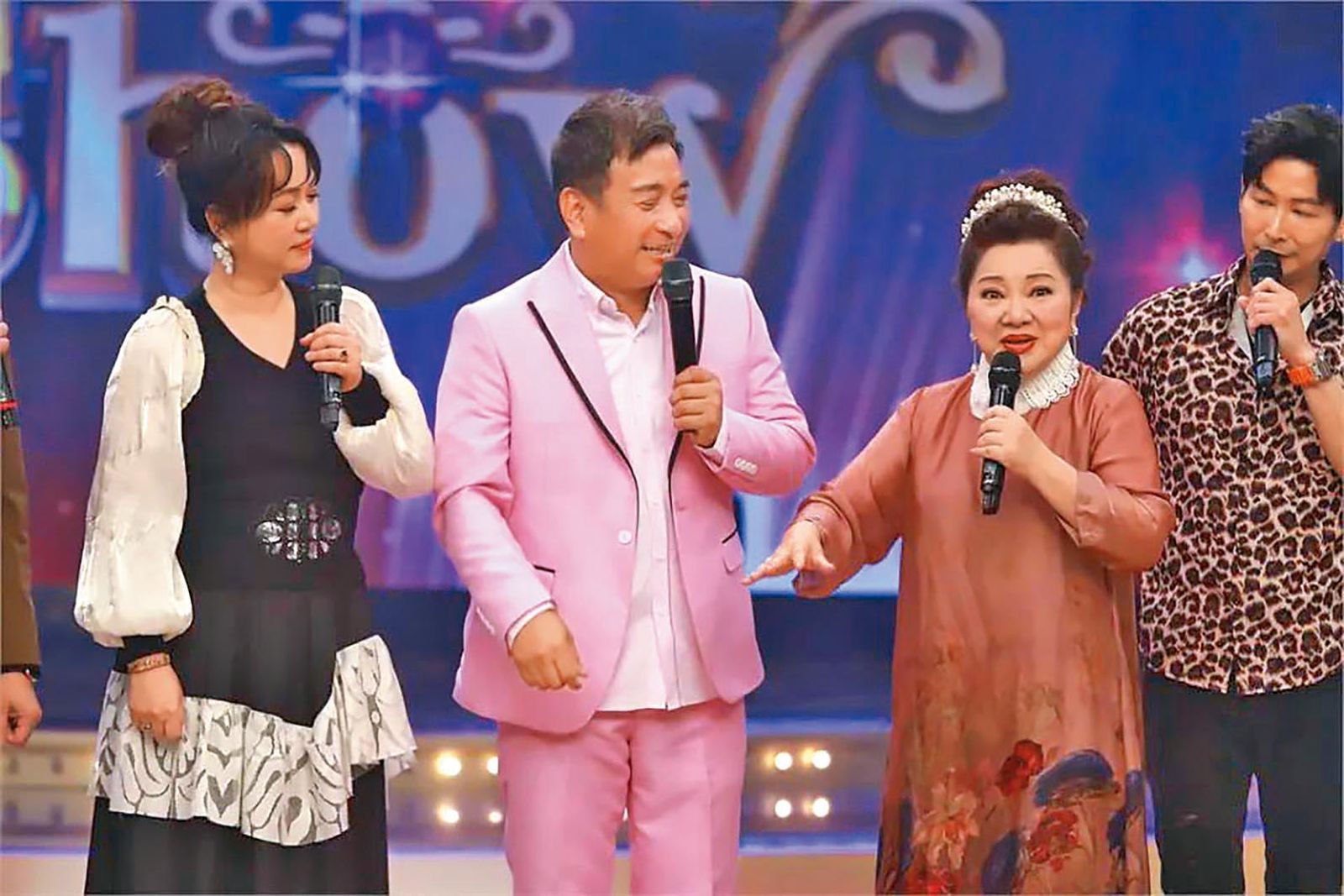 白冰冰（右）去年無預警以《超級冰冰Show》取代胡瓜時段，兩人有了嫌隙。（民視提供）