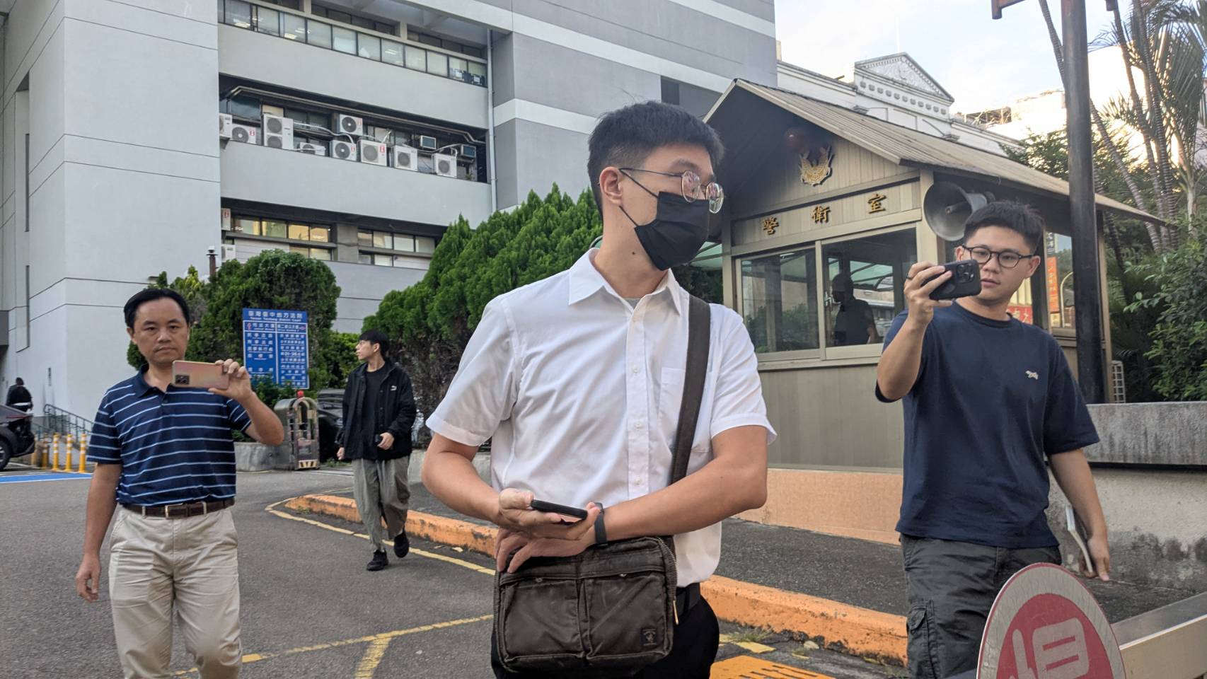 高雄市調查處調查官當庭認罪幫助詐欺。（鄧玉瑩攝影）