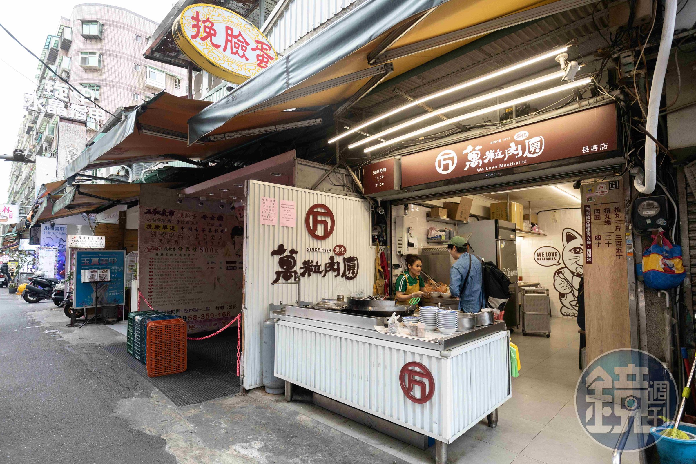 「萬粒肉圓1974」開在三和夜市的尾端,店頭整潔乾淨。