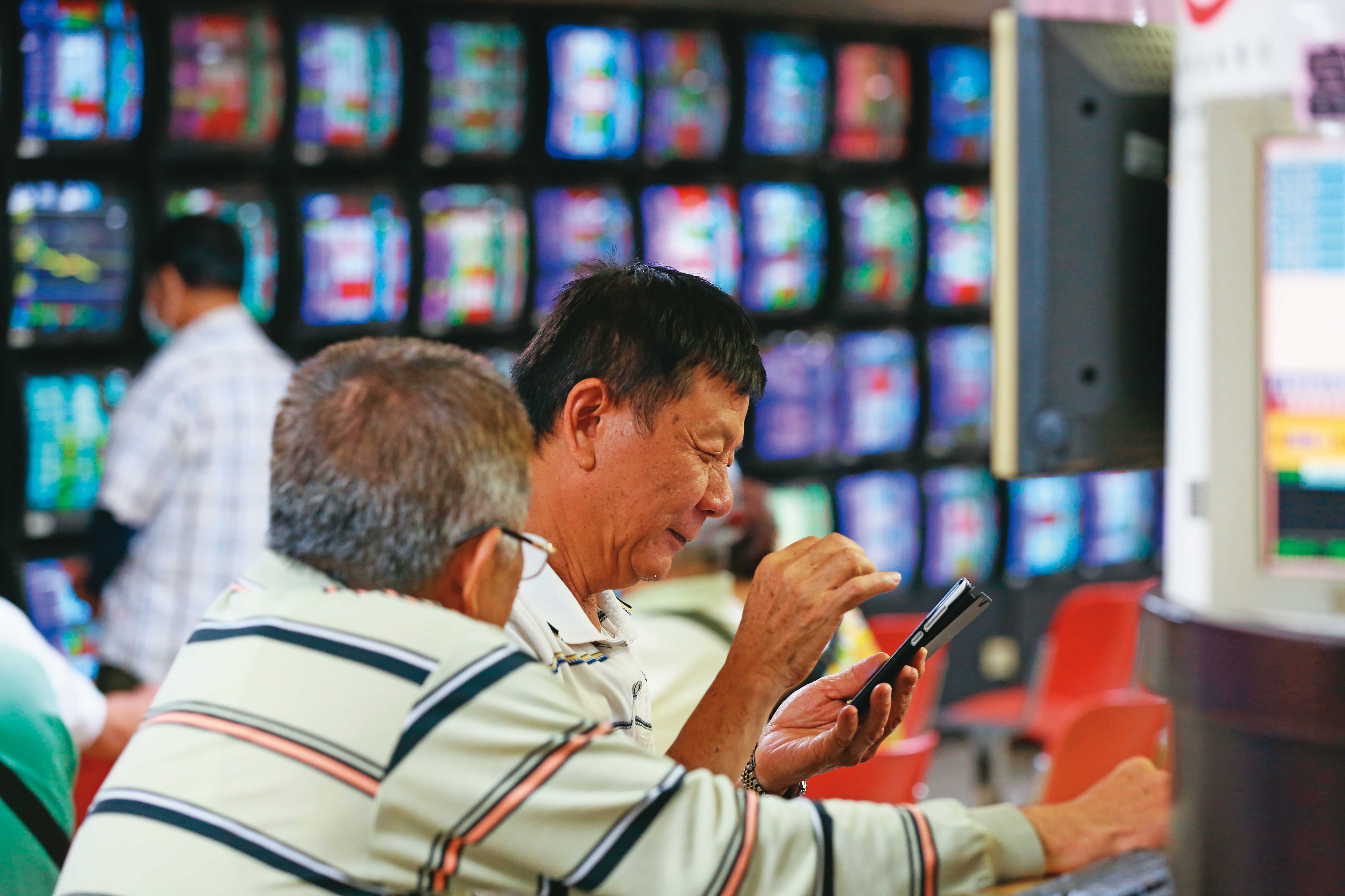 擔心貧富差距，童子賢提出稅改，建議對股票、房地產等資本利得多徵點稅，同時降低薪水階級的所得稅率。