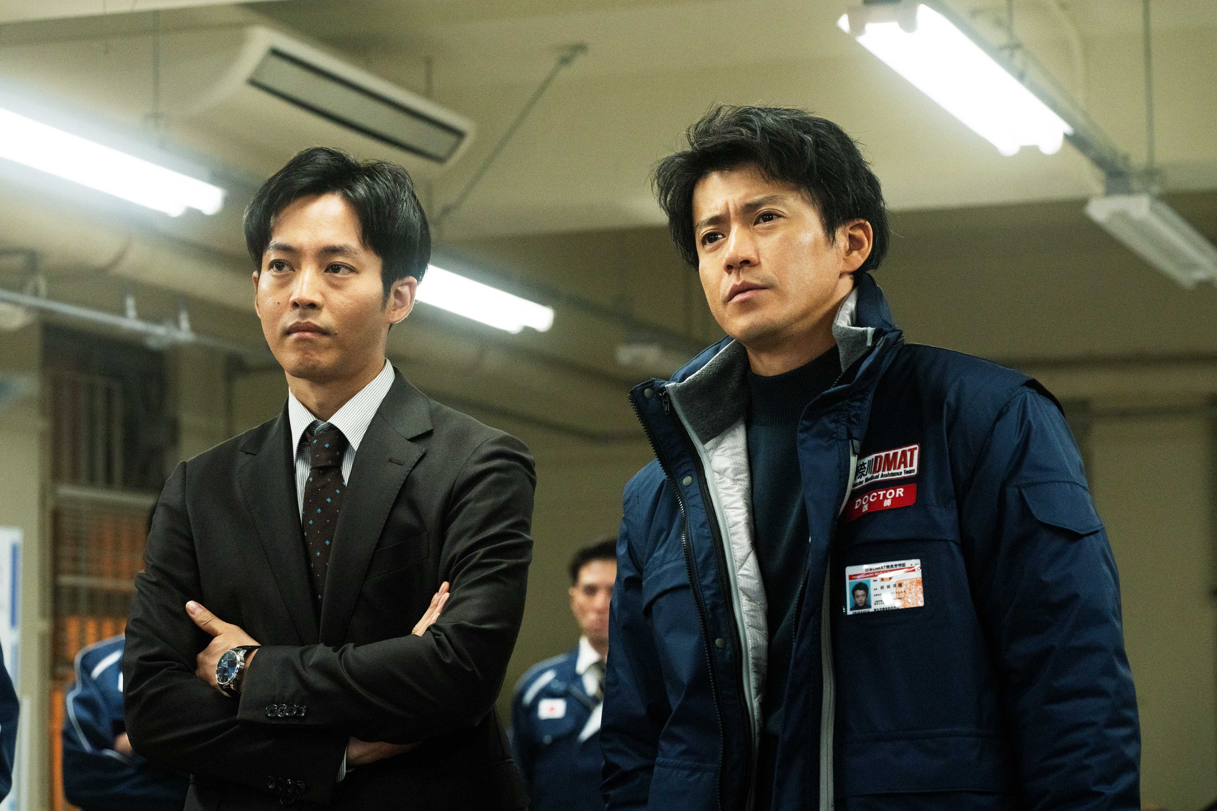小栗旬（右）飾演鑽石公主號群聚感染事件的總指揮官，每天都得和厚生勞動省官員松坂桃李溝通、匯報船上最新狀況。（天馬行空提供）